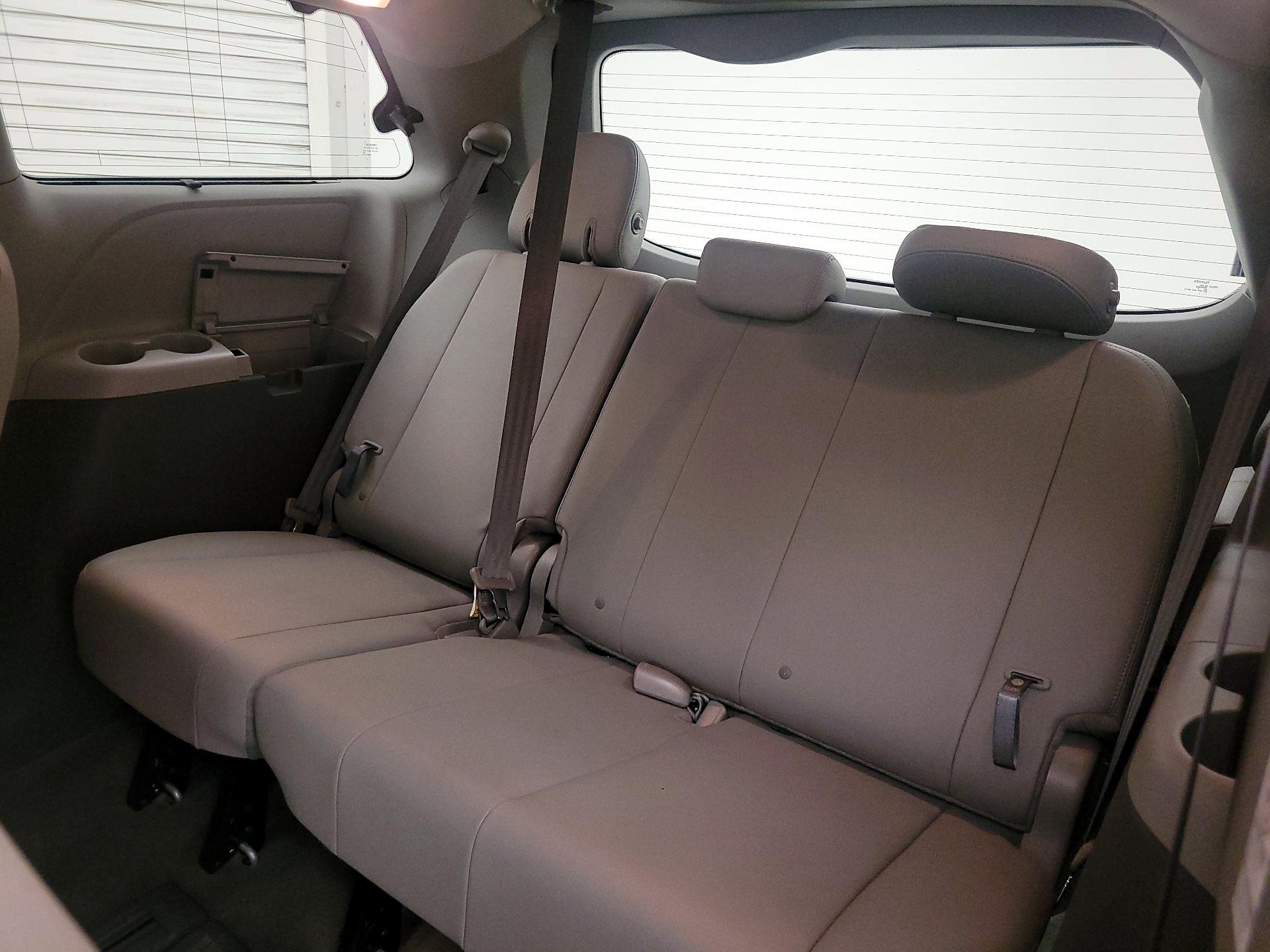 Thumbnail: 2018 Toyota Sienna - 20