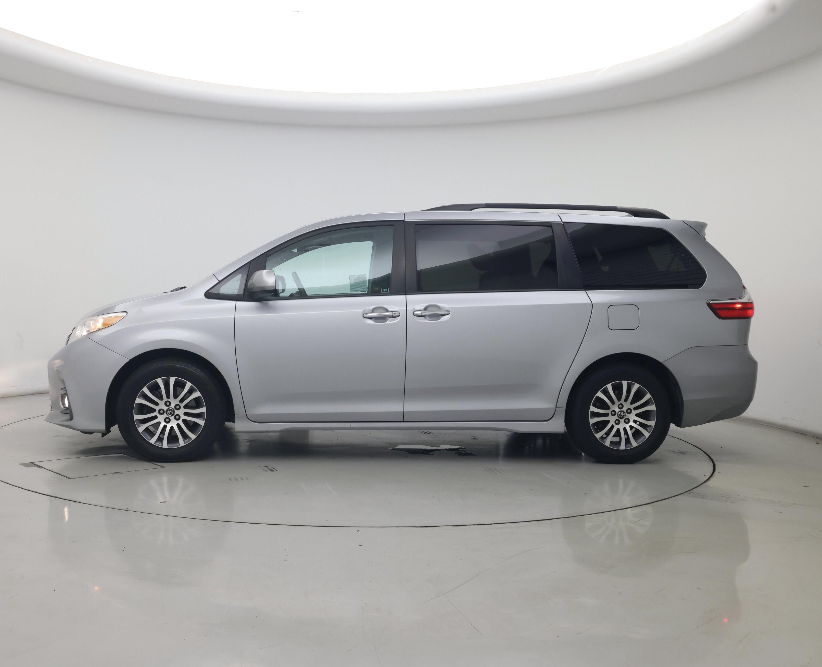 Thumbnail: 2018 Toyota Sienna - 3