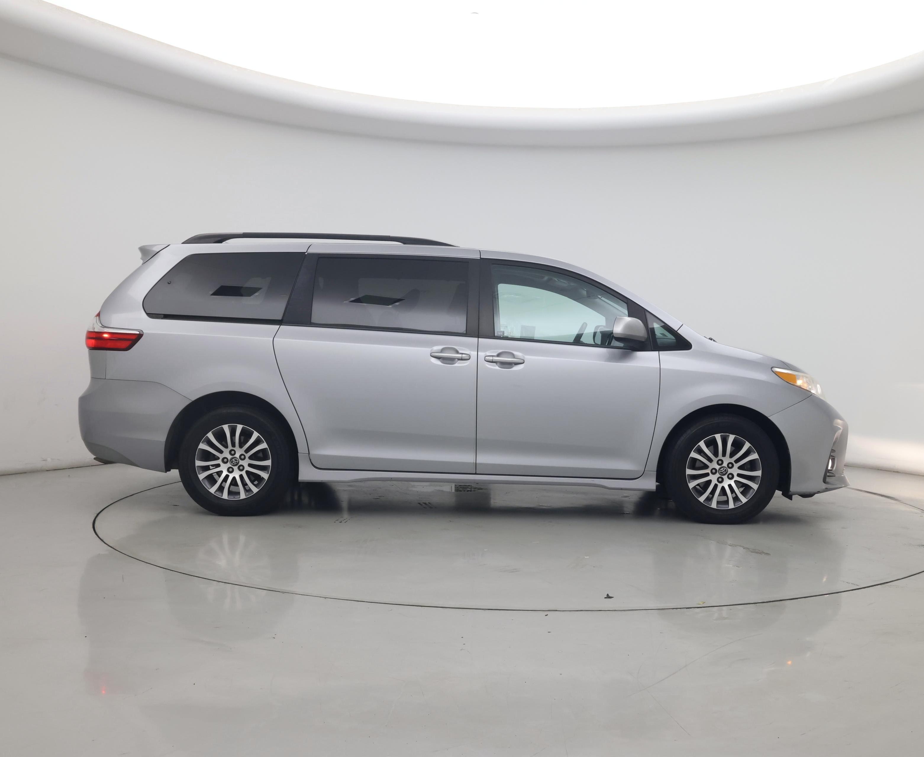 Thumbnail: 2018 Toyota Sienna - 7