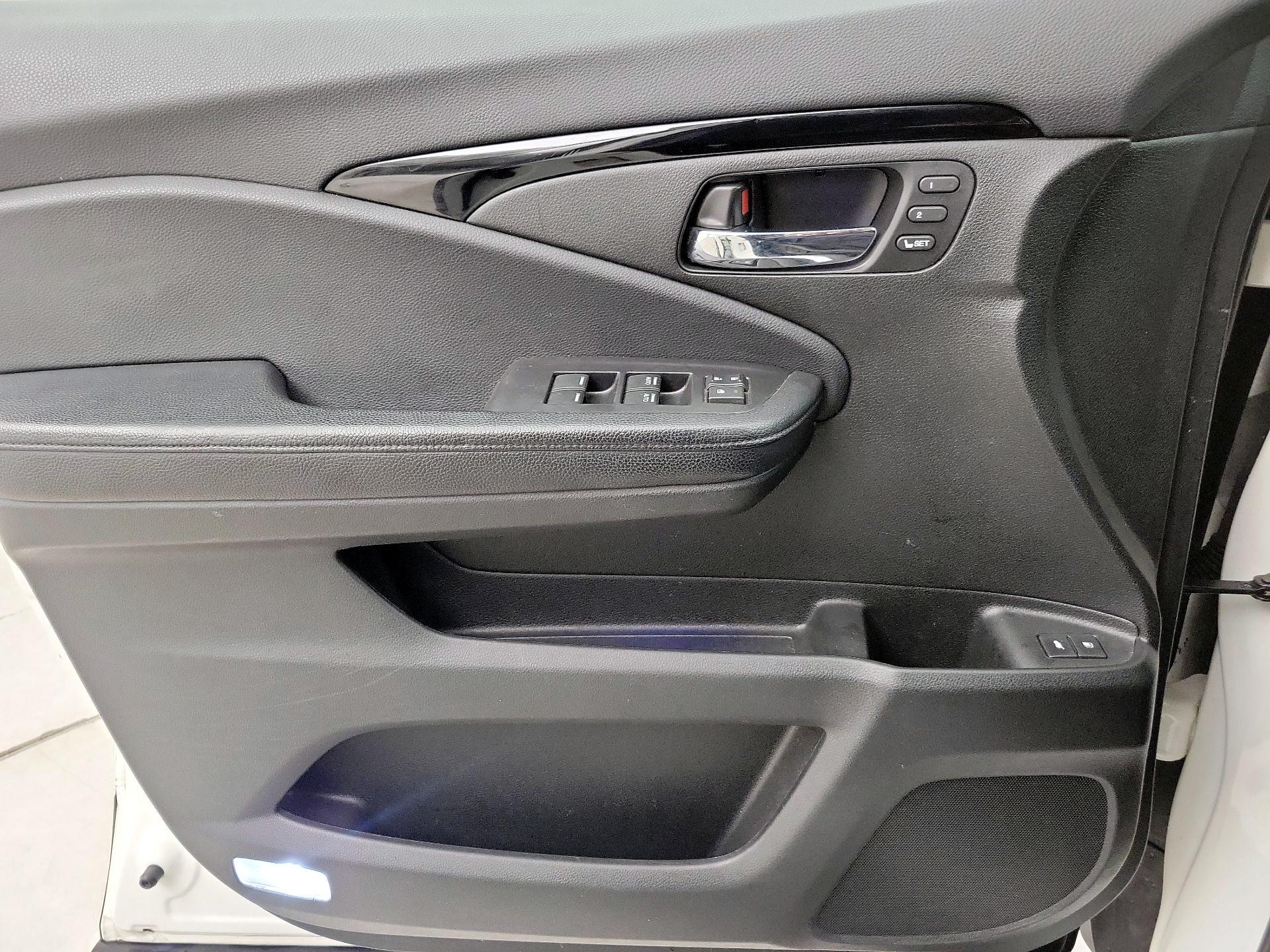 Thumbnail: 2017 Honda Pilot - 12