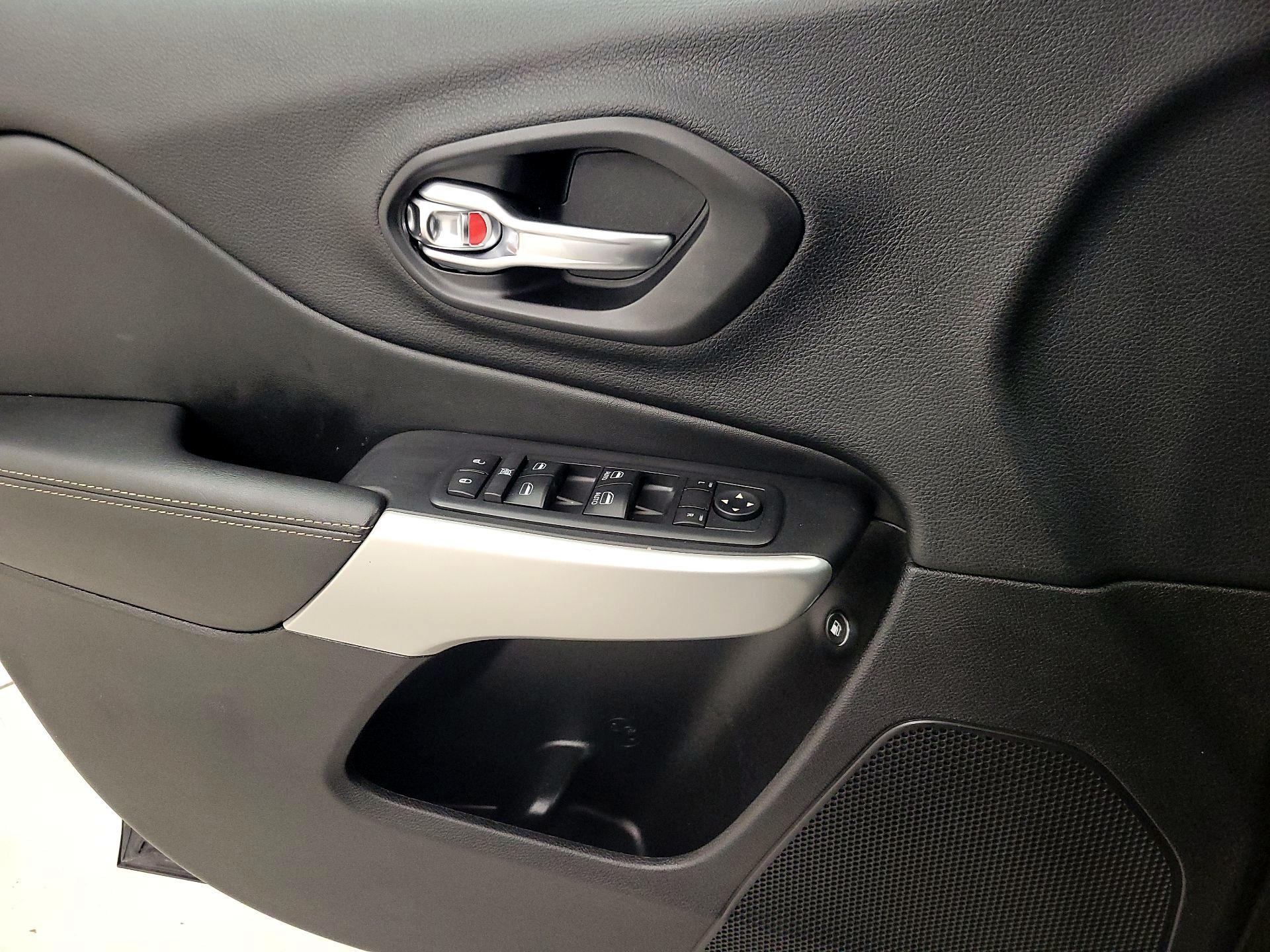 Thumbnail: 2018 Jeep Cherokee - 12