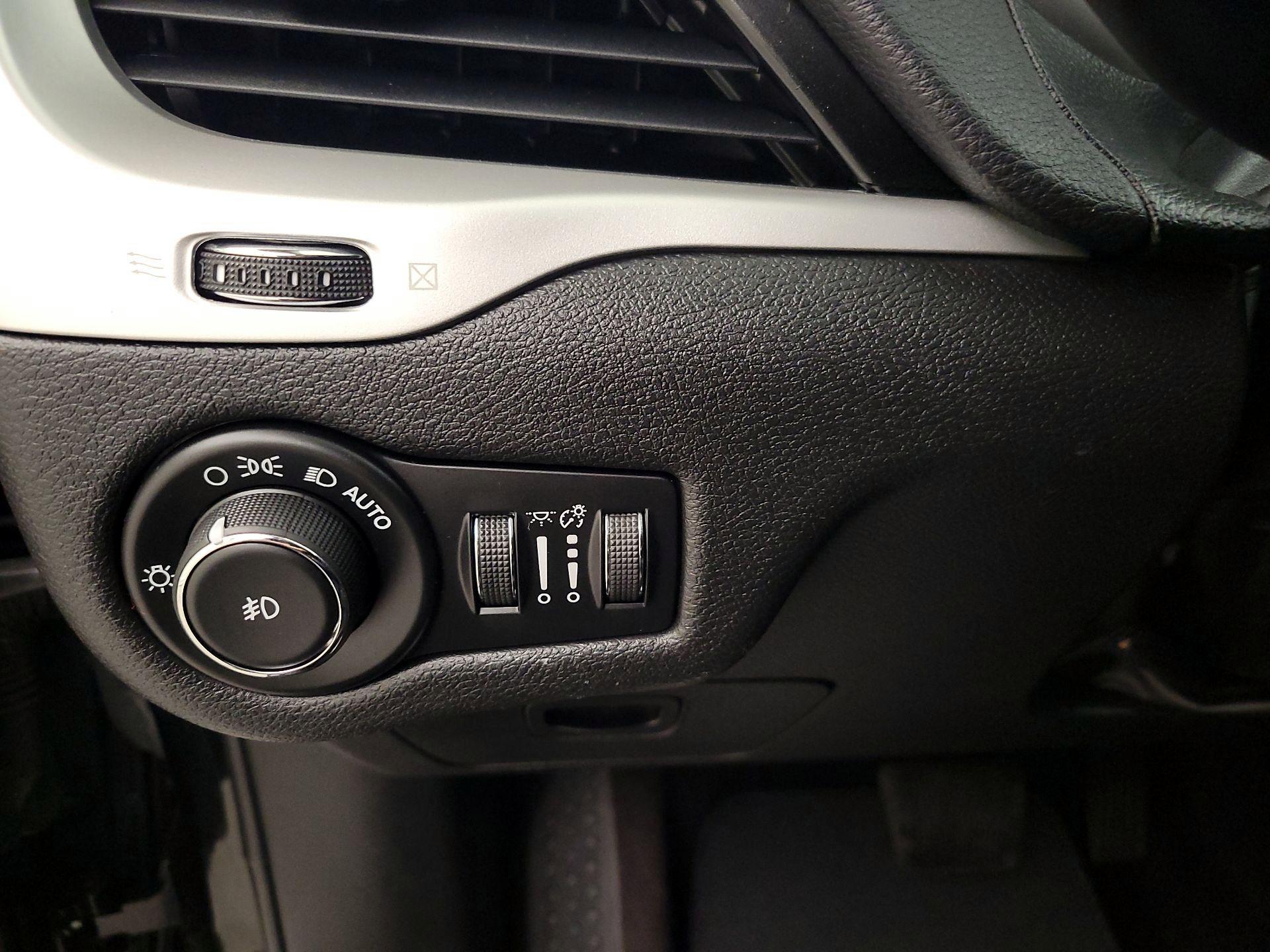 Thumbnail: 2018 Jeep Cherokee - 13