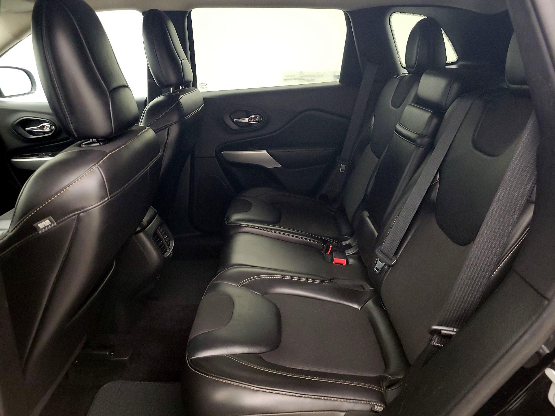 Thumbnail: 2018 Jeep Cherokee - 19