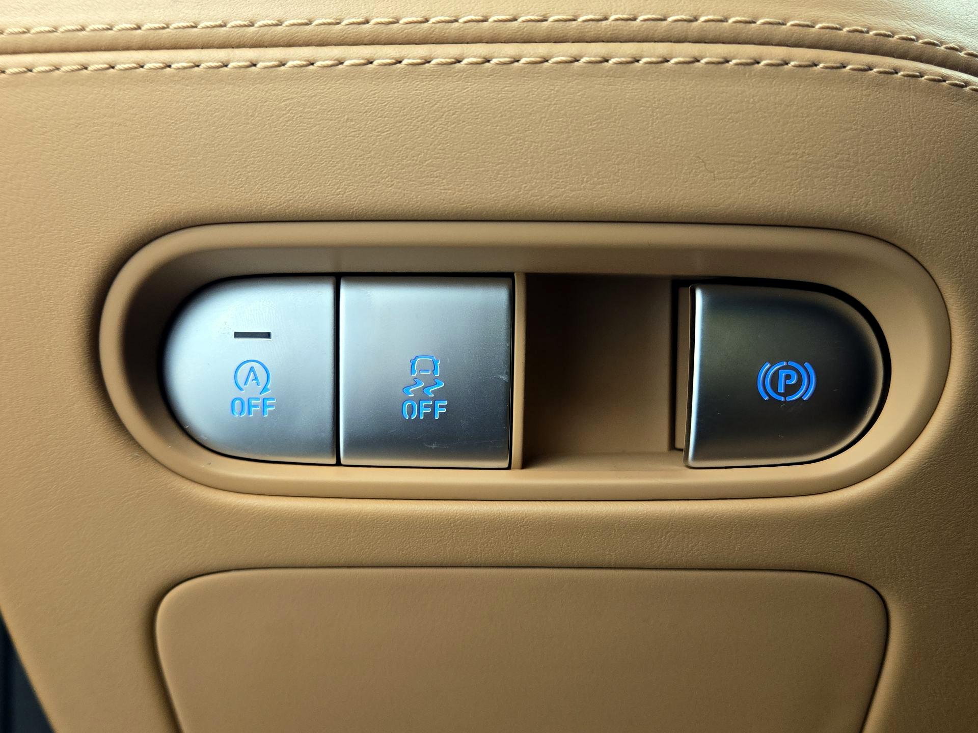 Thumbnail: 2023 Genesis G90 - 13