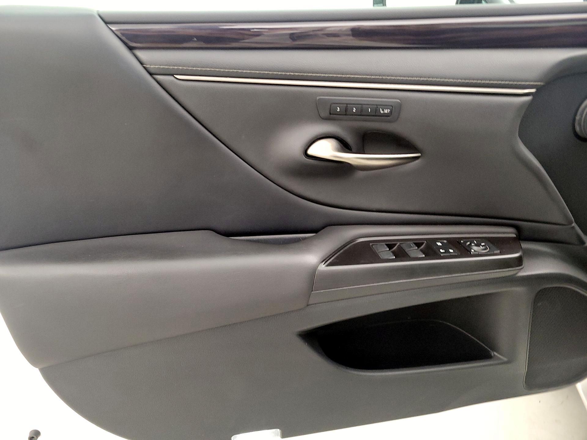 Thumbnail: 2019 Lexus ES - 12