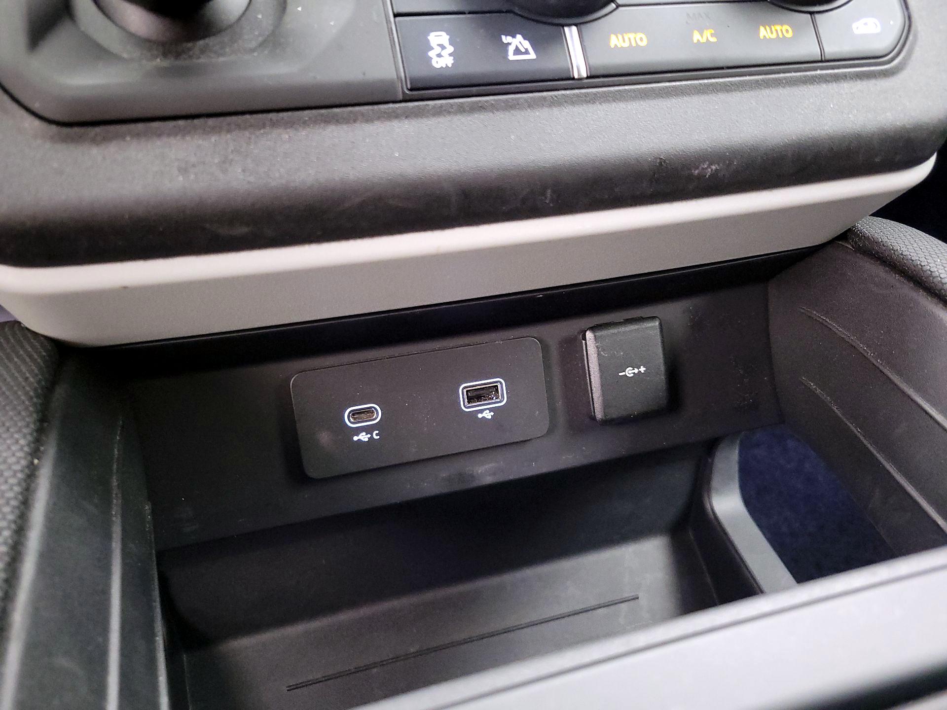 Thumbnail: 2022 Land Rover Defender - 19