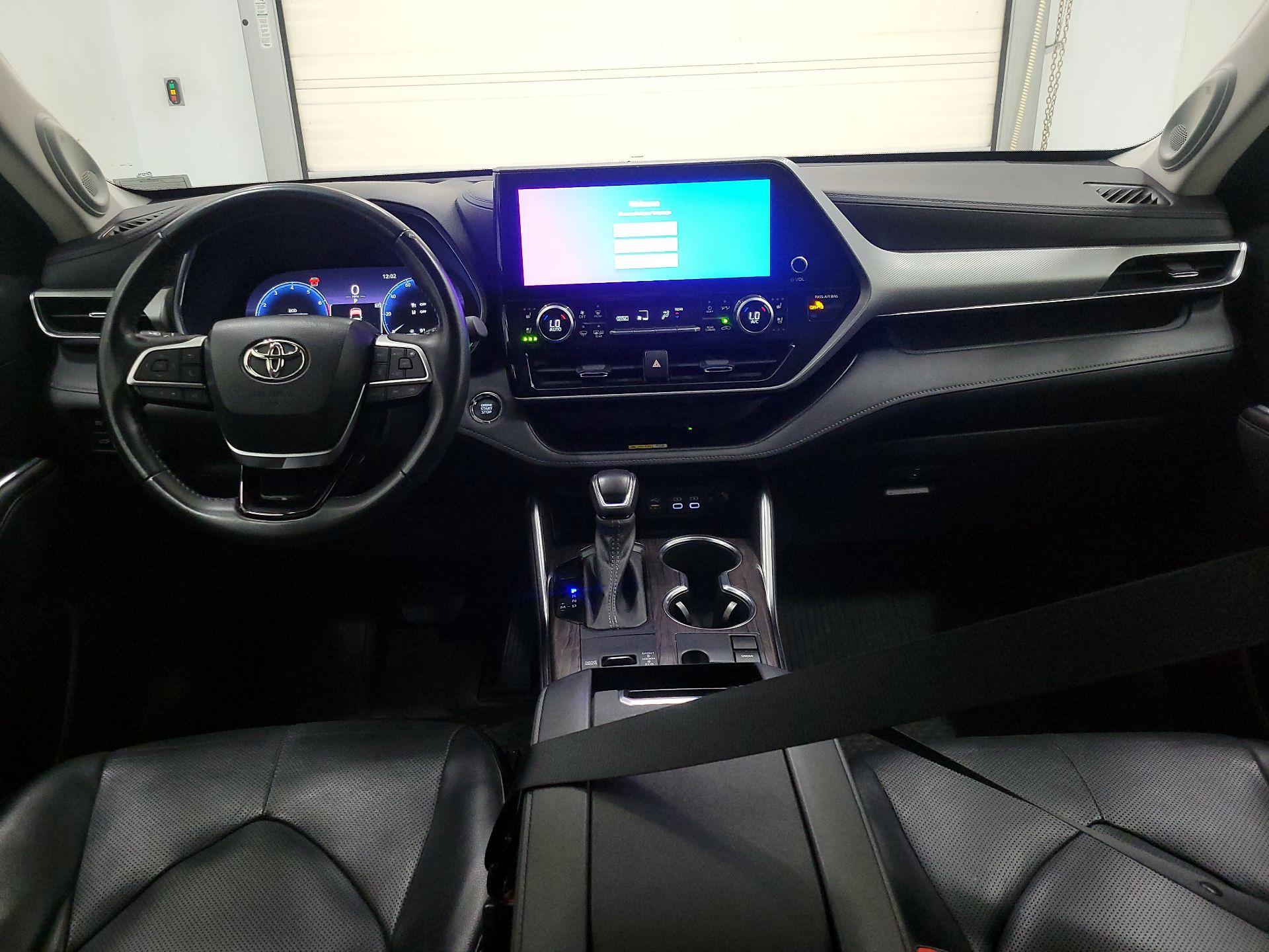 Thumbnail: 2023 Toyota Highlander - 9