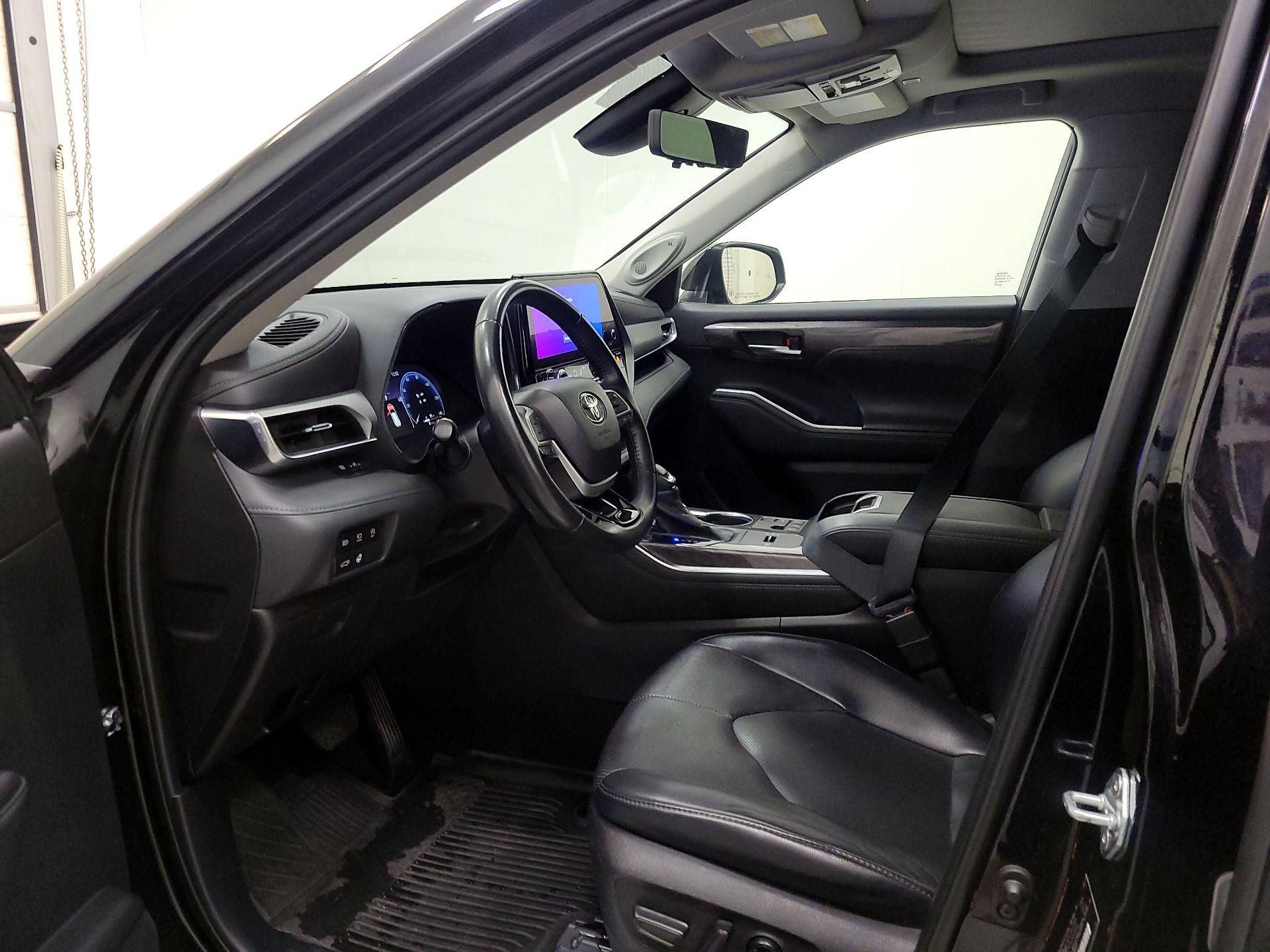 Thumbnail: 2023 Toyota Highlander - 11