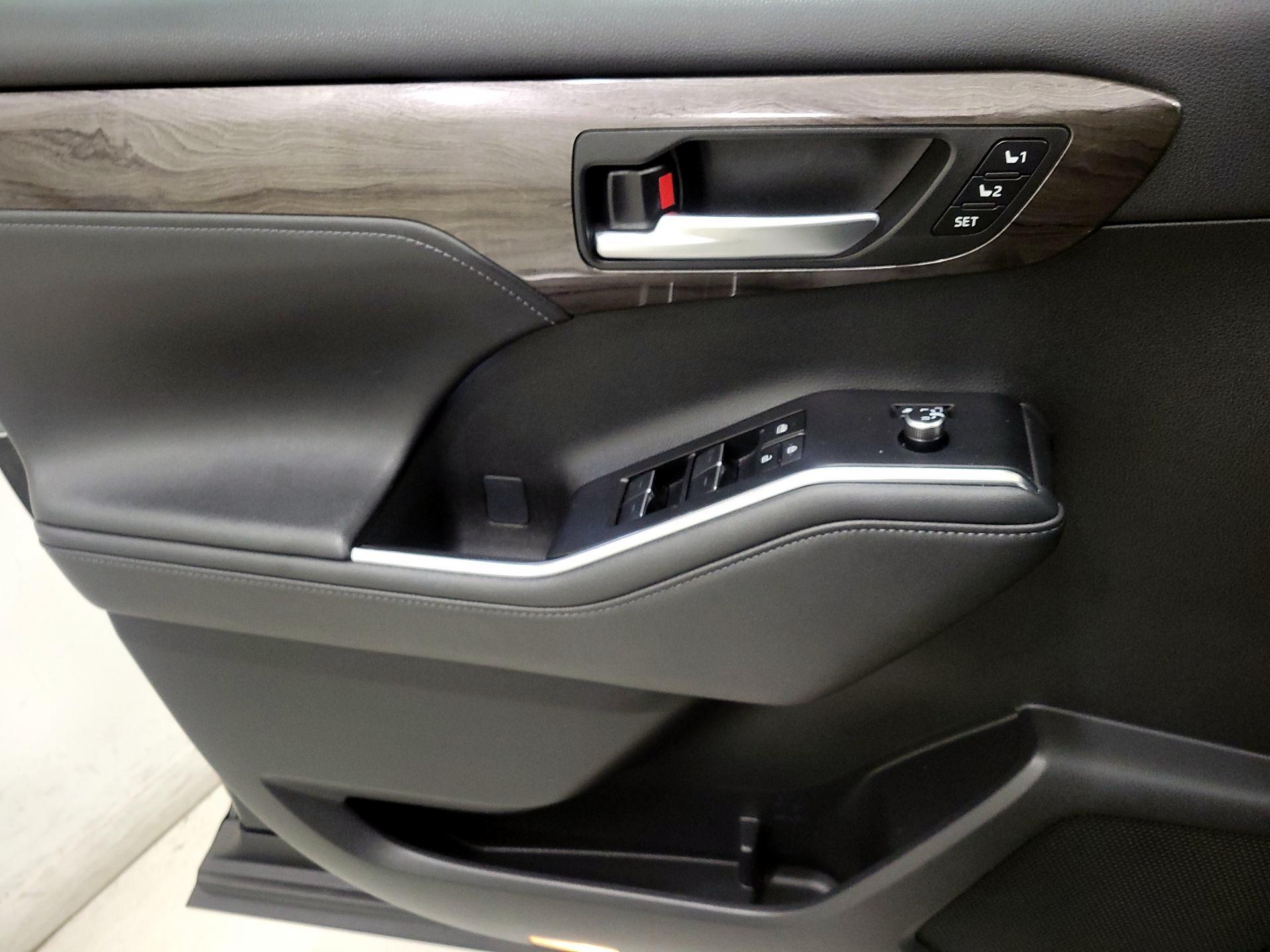 Thumbnail: 2023 Toyota Highlander - 12