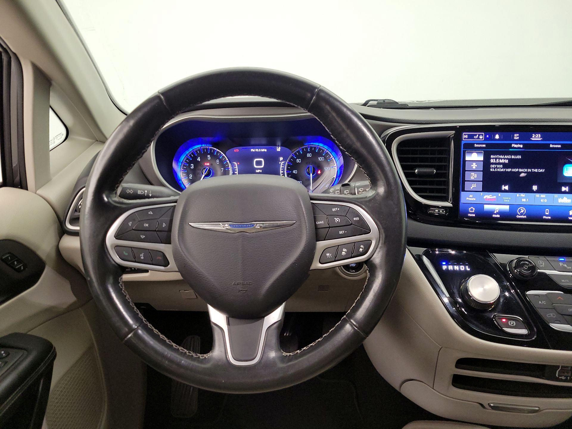 Thumbnail: 2021 Chrysler Pacifica - 10