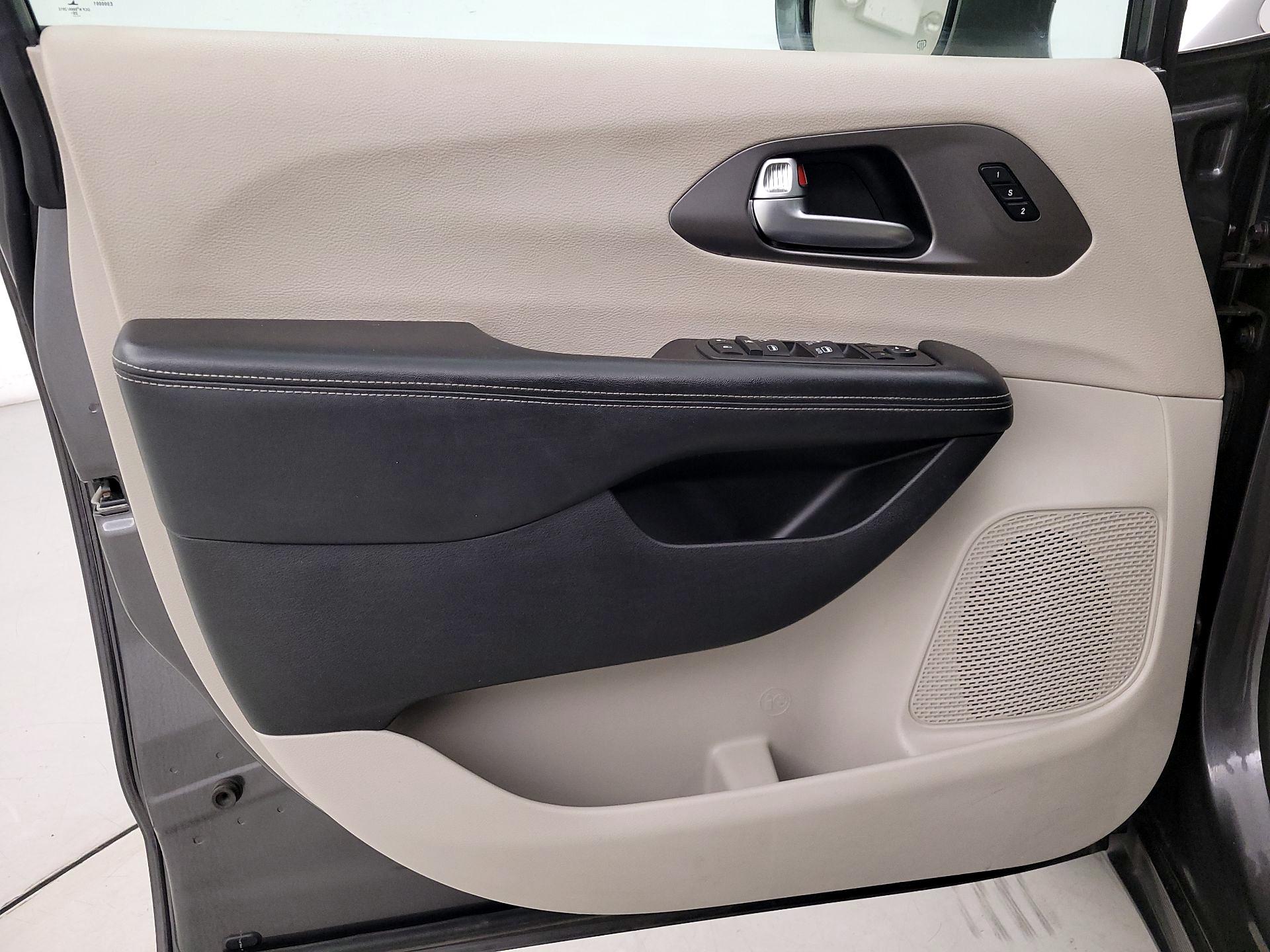 Thumbnail: 2021 Chrysler Pacifica - 12