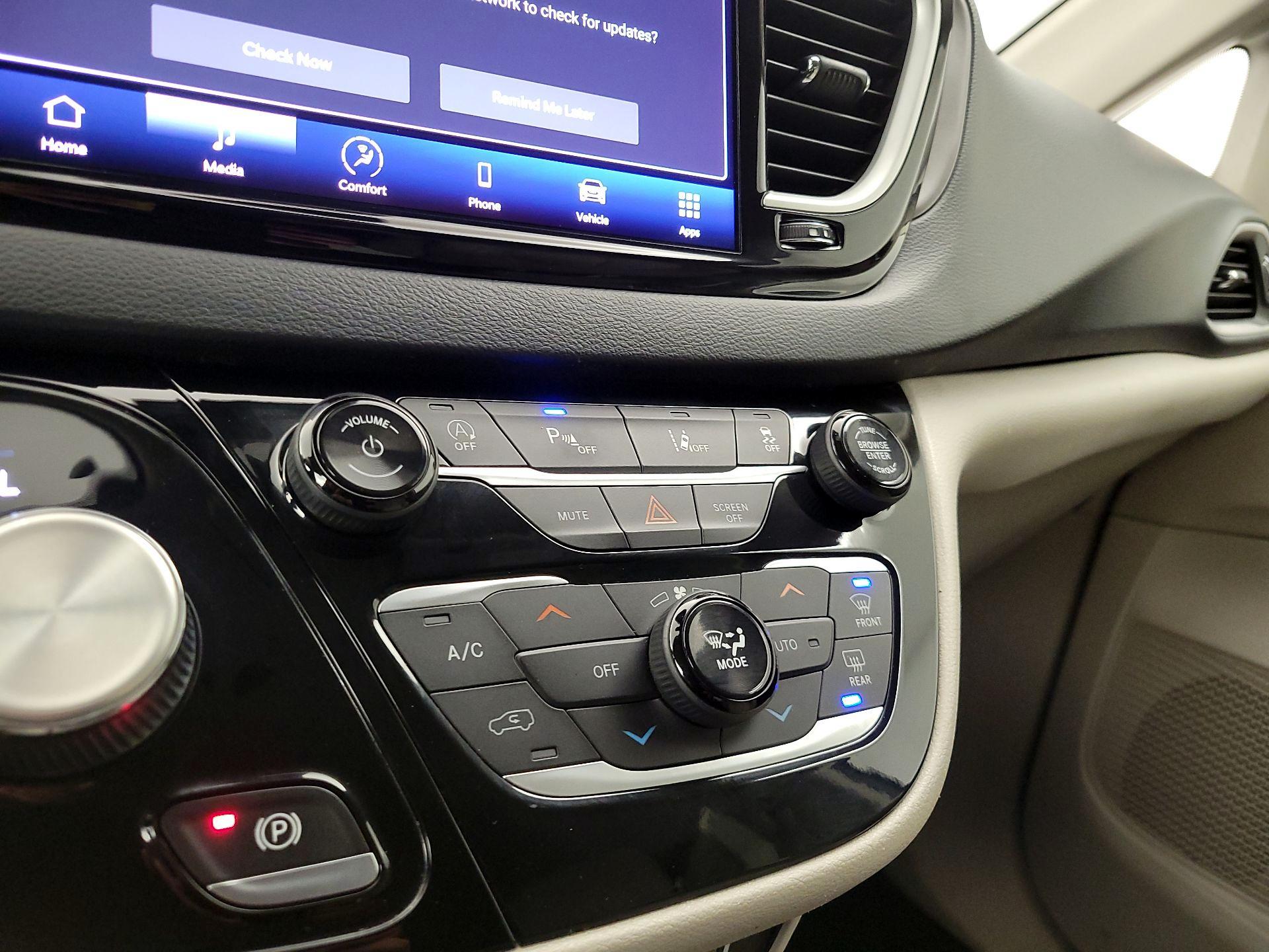 Thumbnail: 2021 Chrysler Pacifica - 16