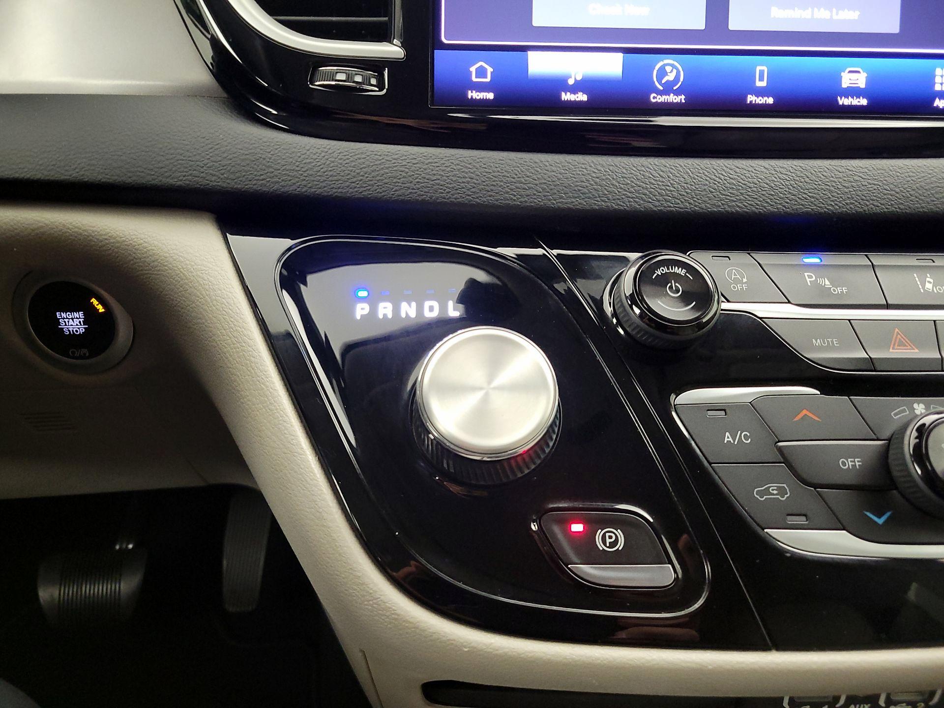 Thumbnail: 2021 Chrysler Pacifica - 17