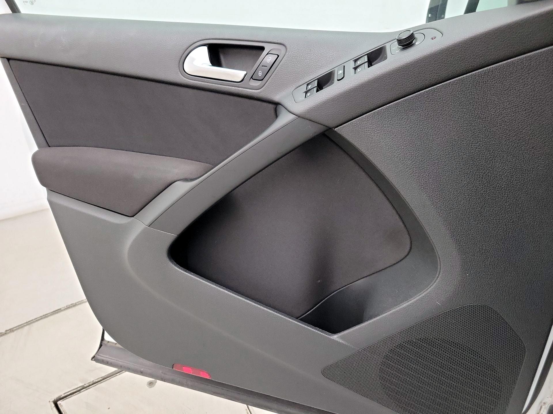 Thumbnail: 2017 Volkswagen Tiguan - 12