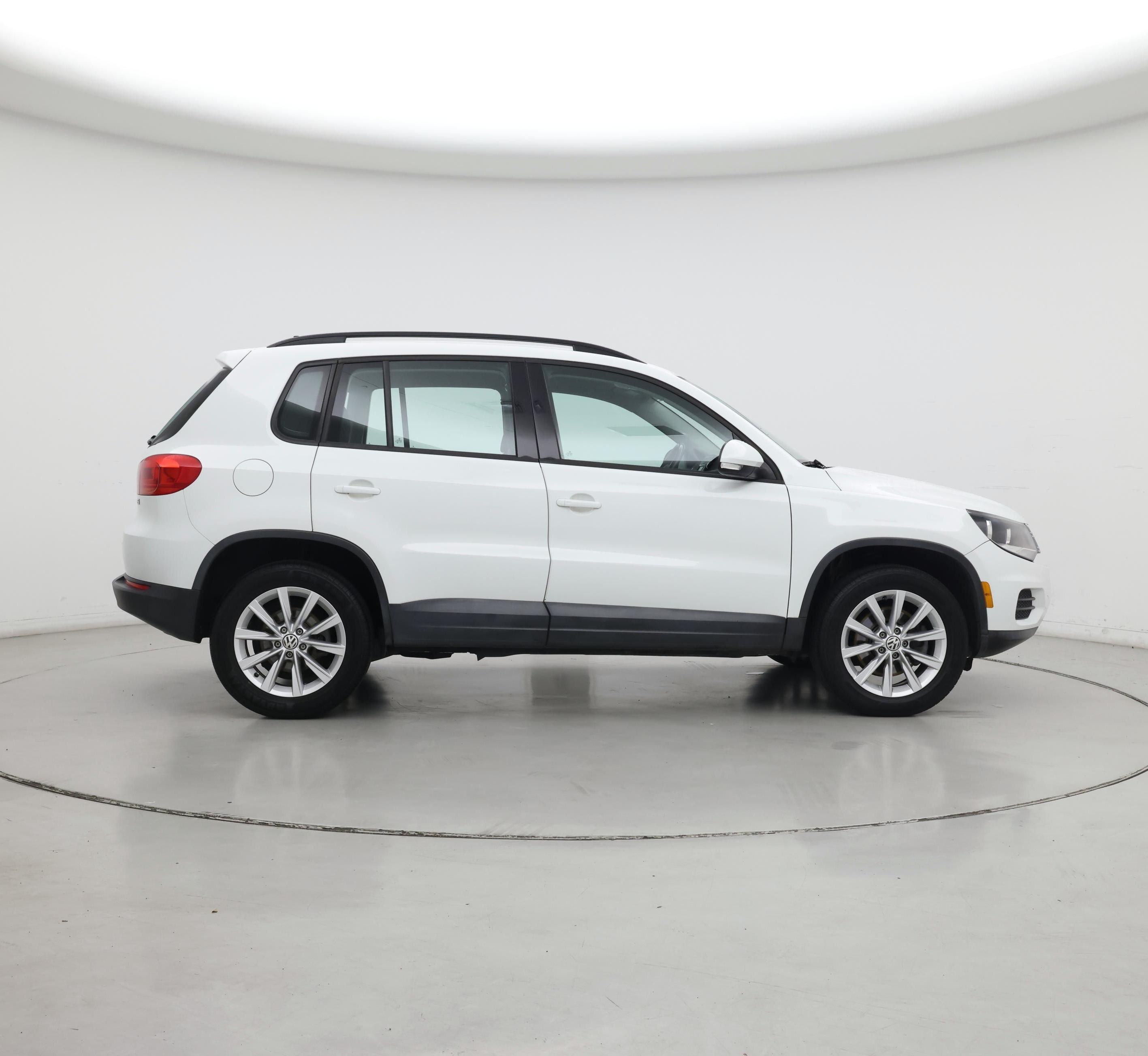 Thumbnail: 2017 Volkswagen Tiguan - 7