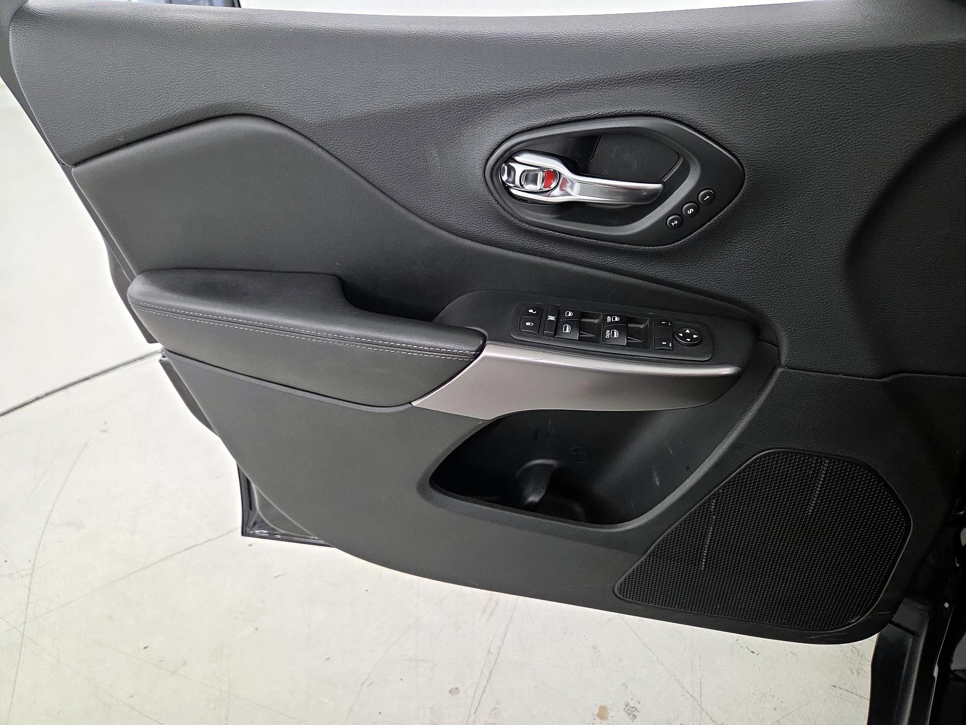 Thumbnail: 2019 Jeep Cherokee - 12