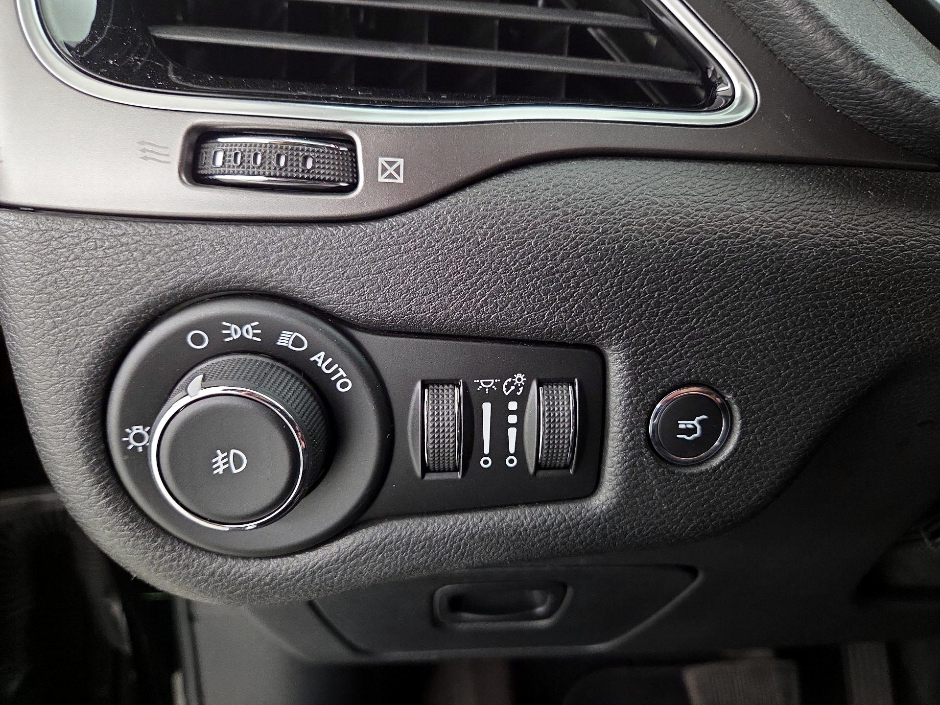 Thumbnail: 2019 Jeep Cherokee - 13