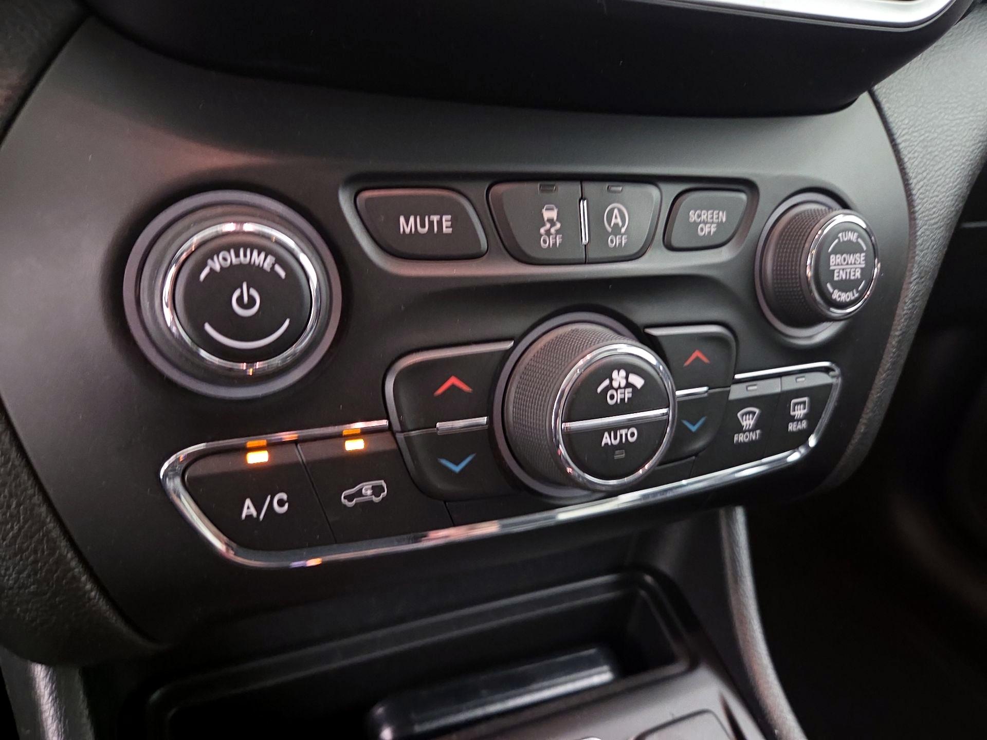 Thumbnail: 2019 Jeep Cherokee - 16