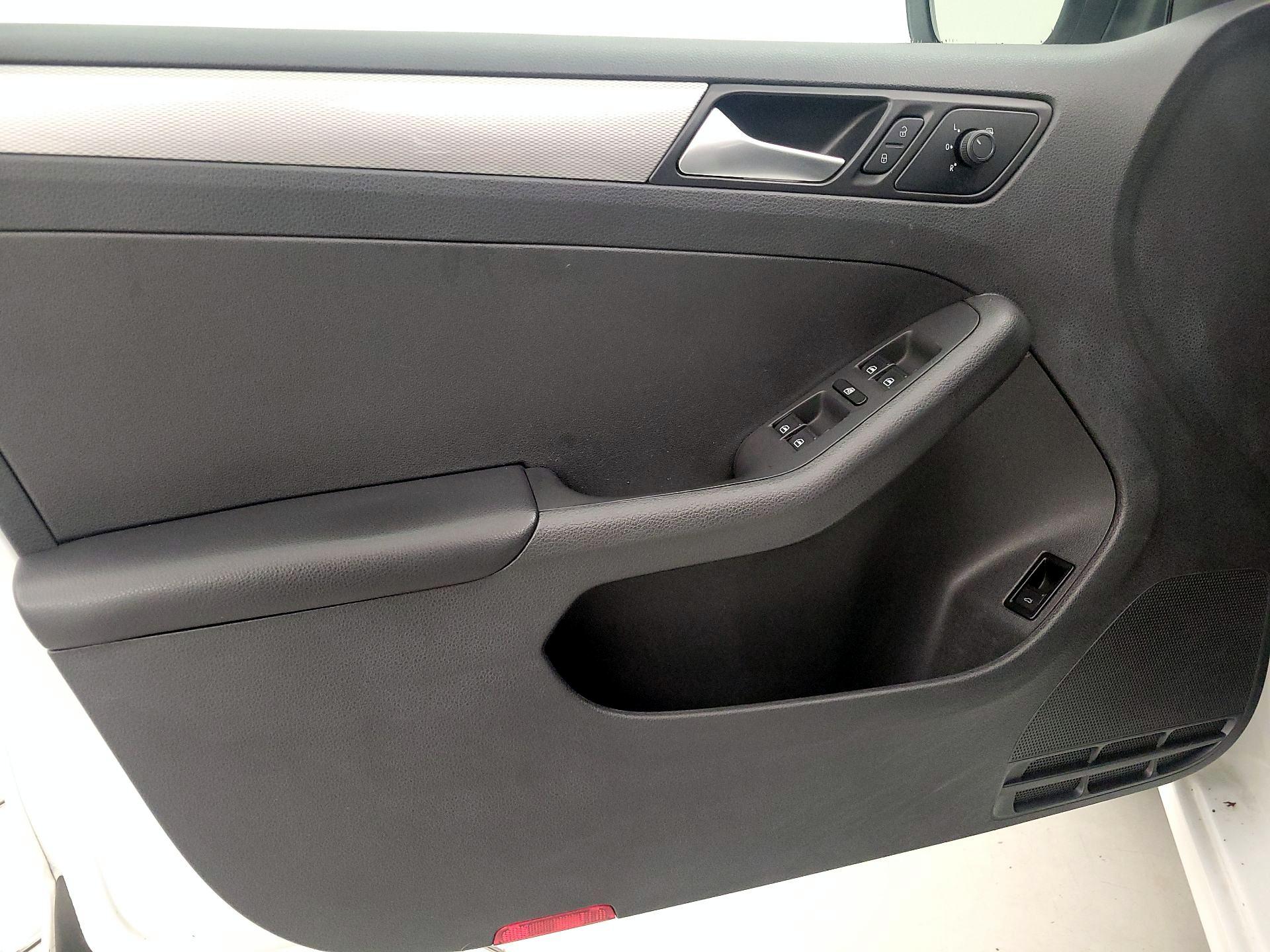 Thumbnail: 2017 Volkswagen Jetta - 12