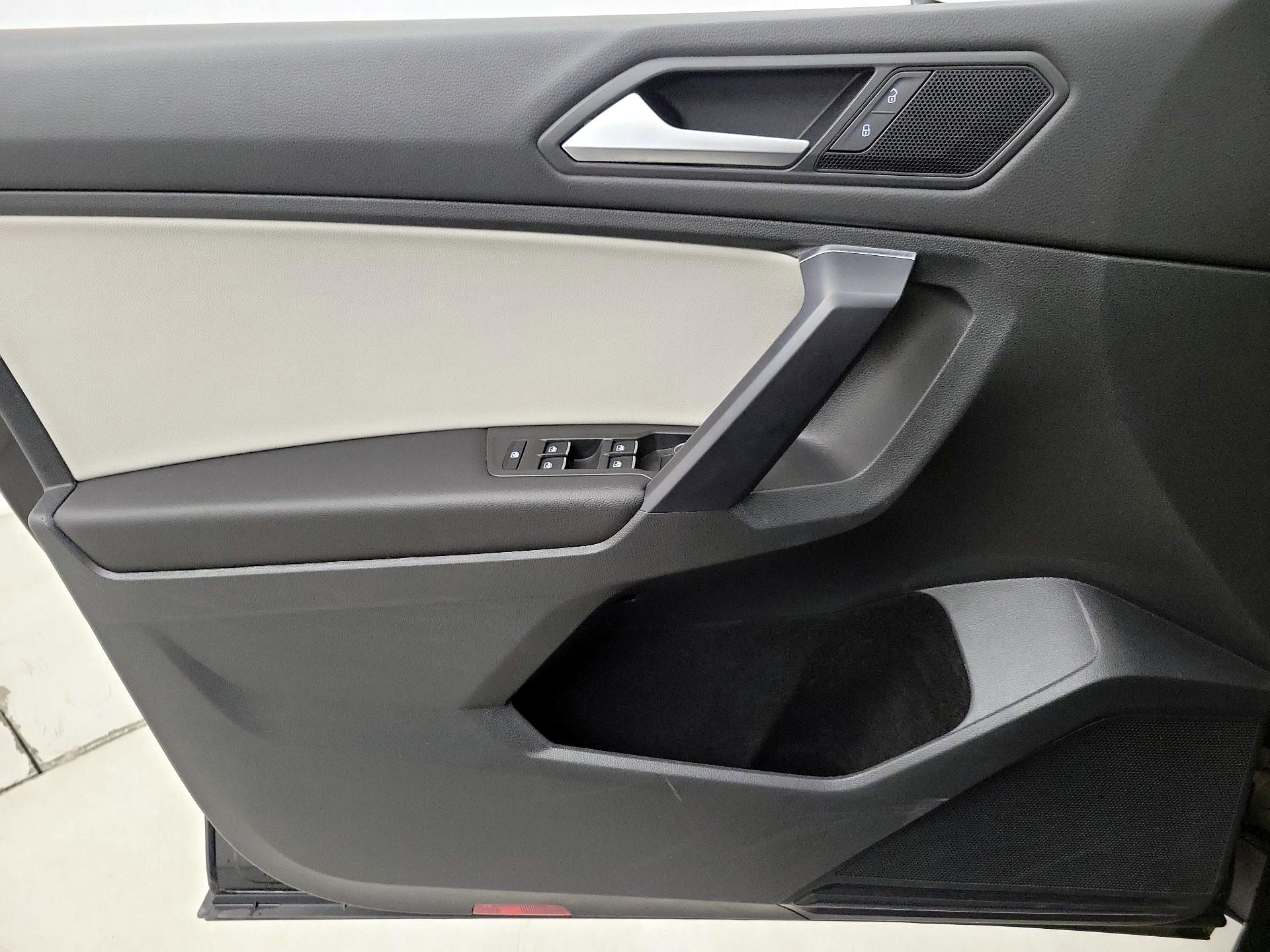 Thumbnail: 2021 Volkswagen Tiguan - 12