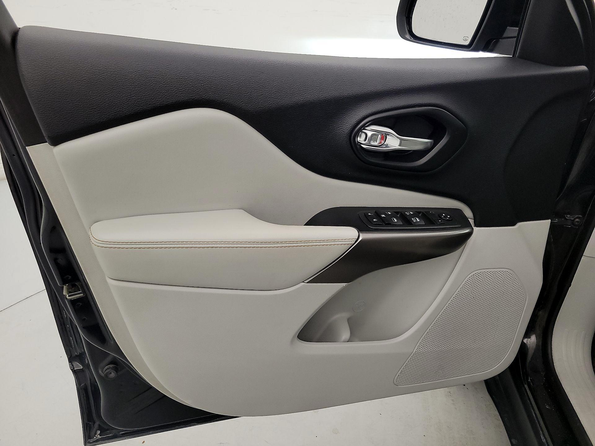 Thumbnail: 2021 Jeep Cherokee - 12