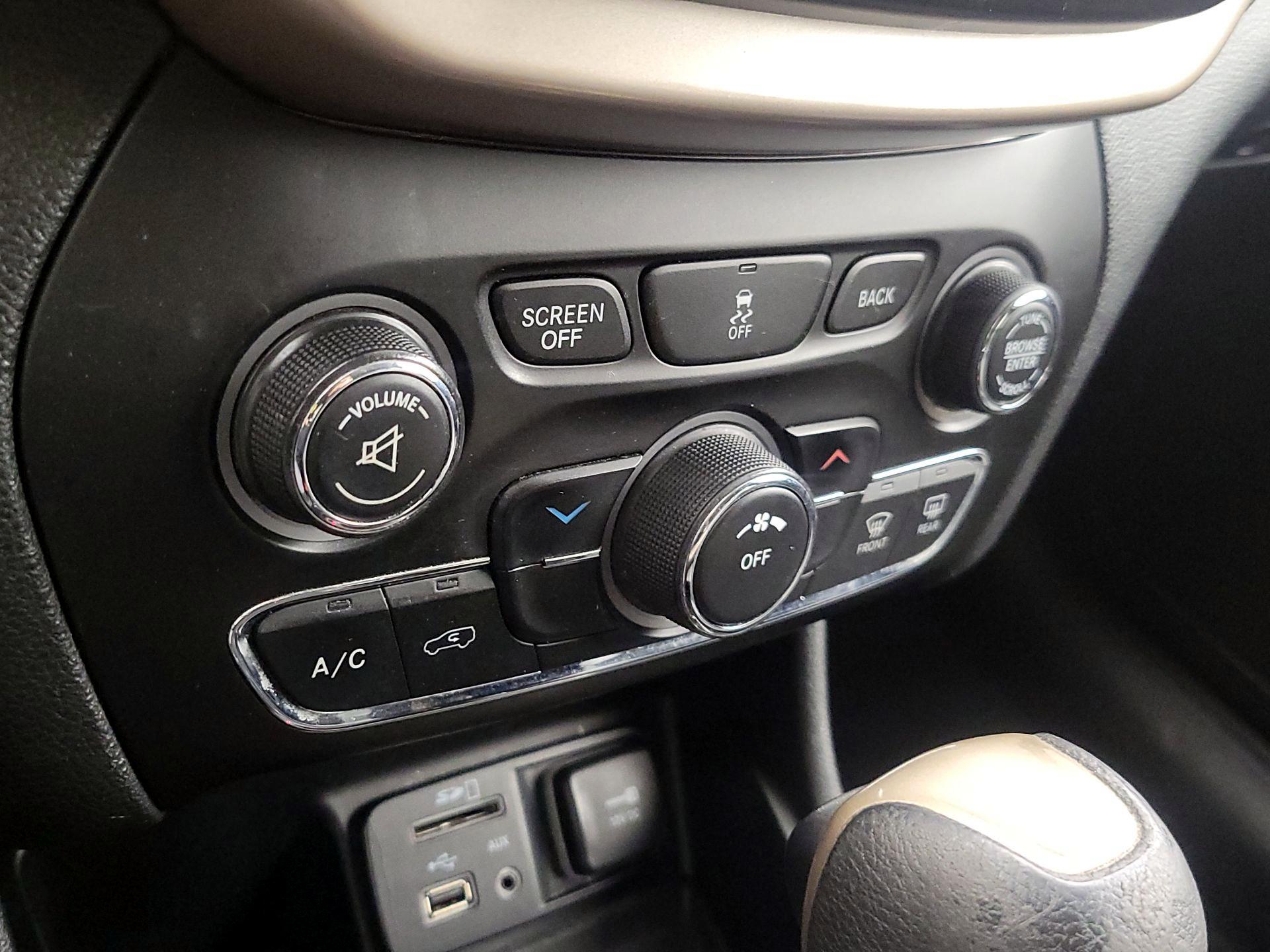 Thumbnail: 2014 Jeep Cherokee - 15