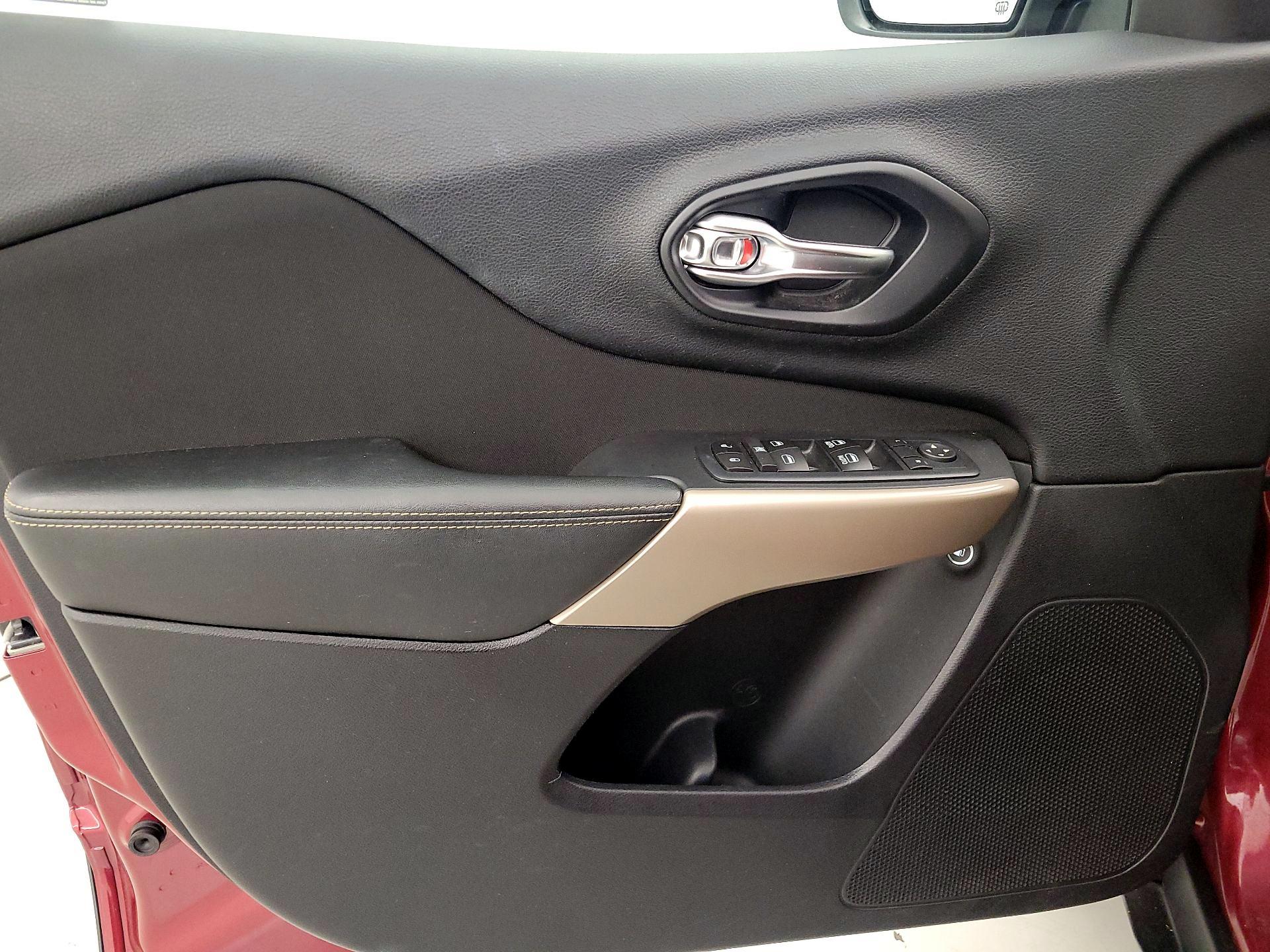 Thumbnail: 2017 Jeep Cherokee - 12