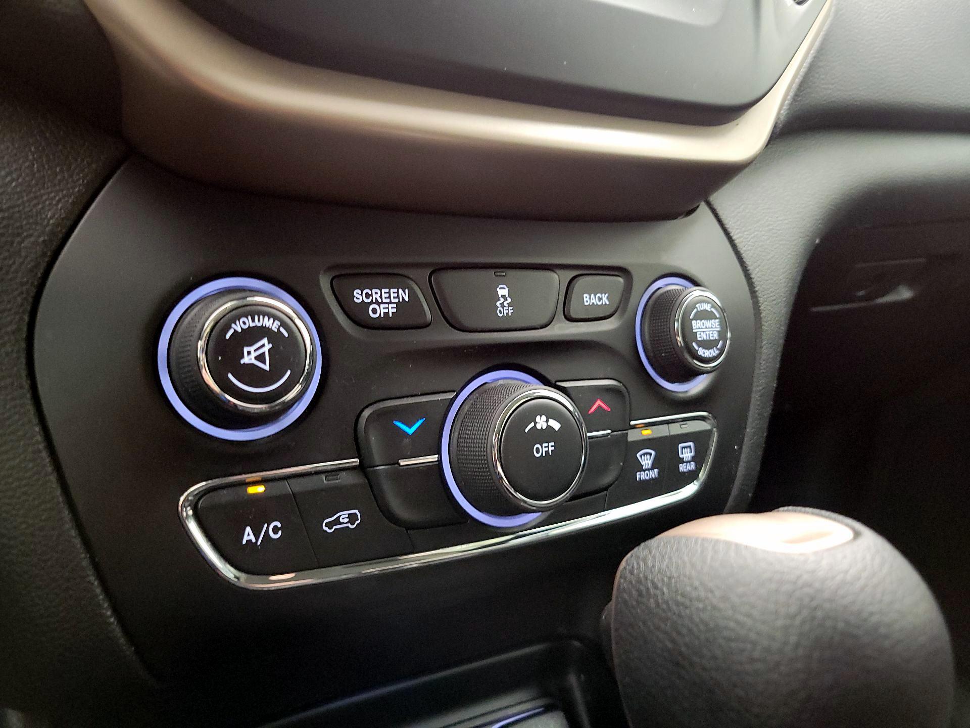 Thumbnail: 2017 Jeep Cherokee - 17