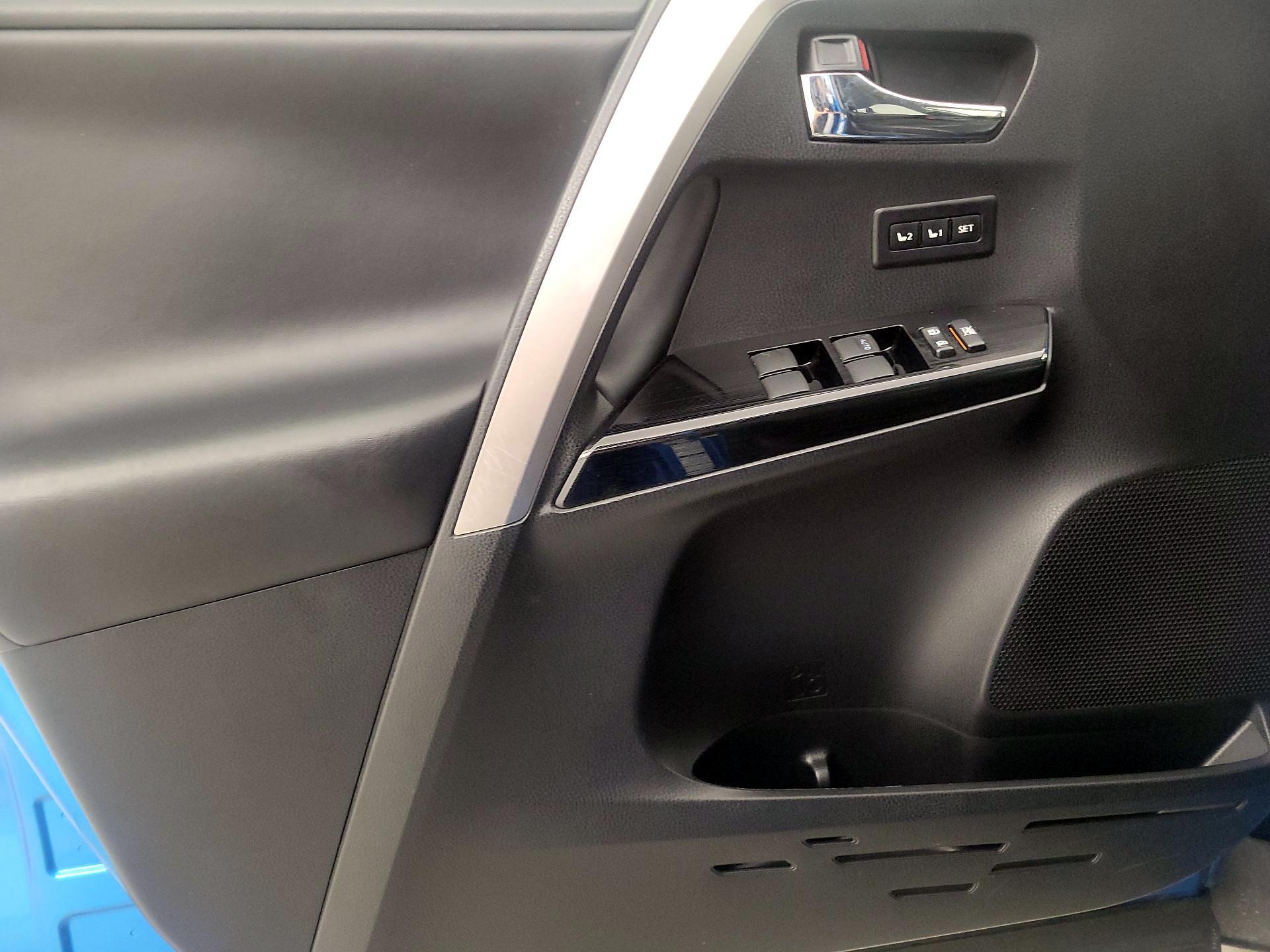 Thumbnail: 2018 Toyota RAV4 - 12