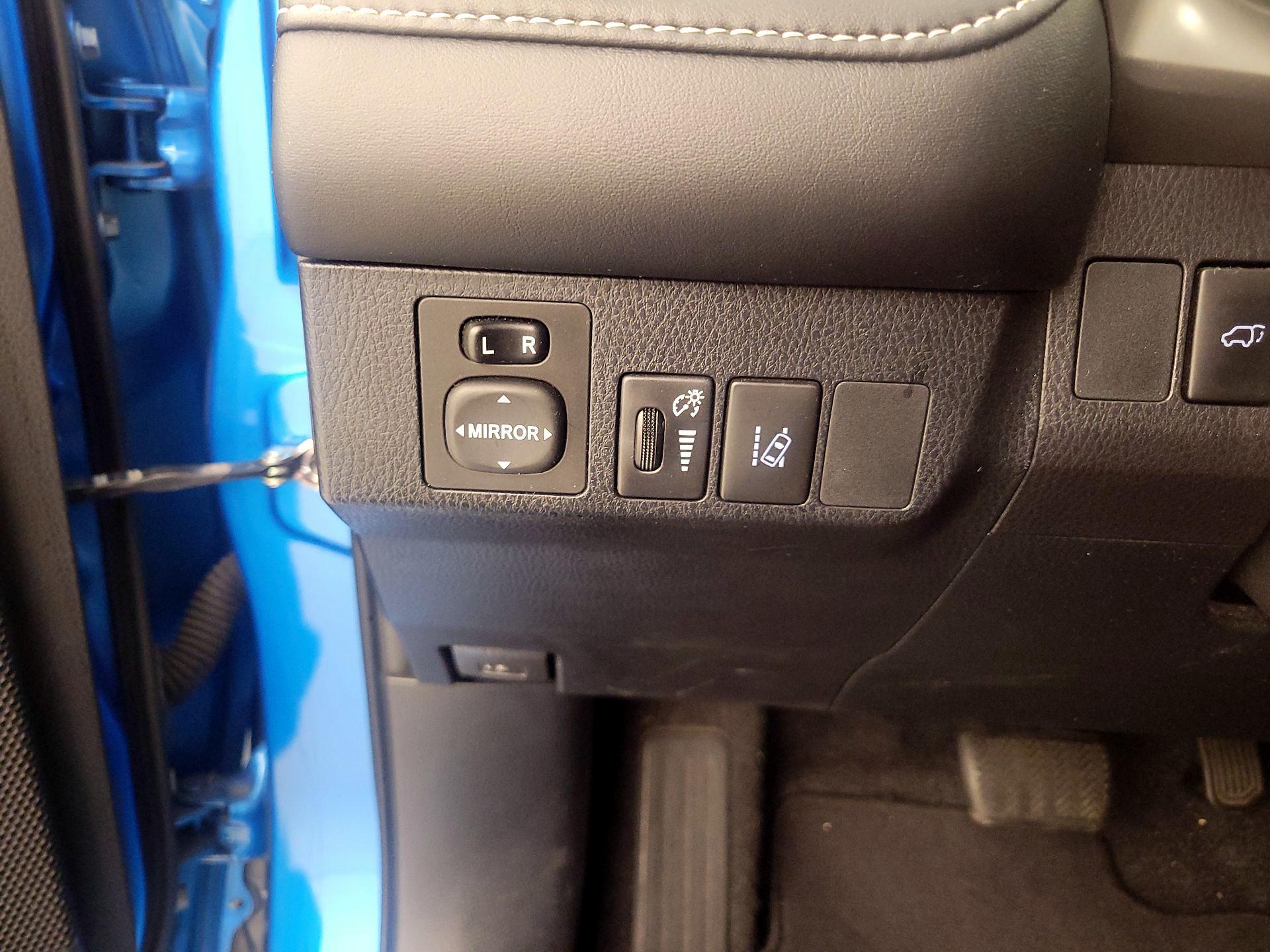 Thumbnail: 2018 Toyota RAV4 - 13