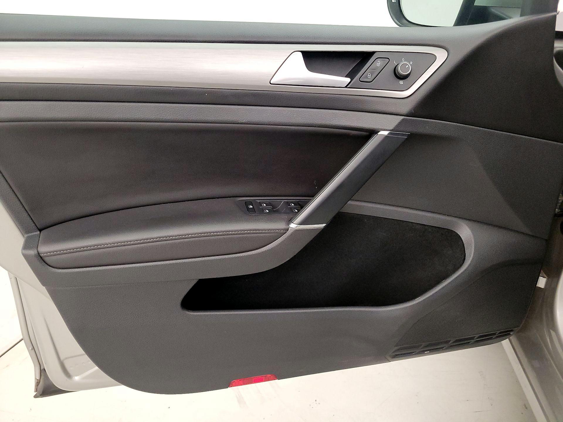 Thumbnail: 2015 Volkswagen Golf - 12