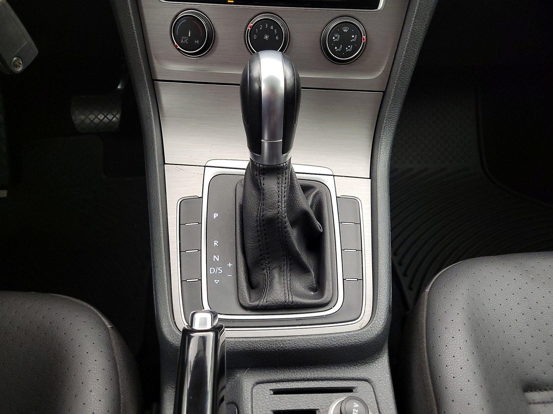 Thumbnail: 2015 Volkswagen Golf - 16