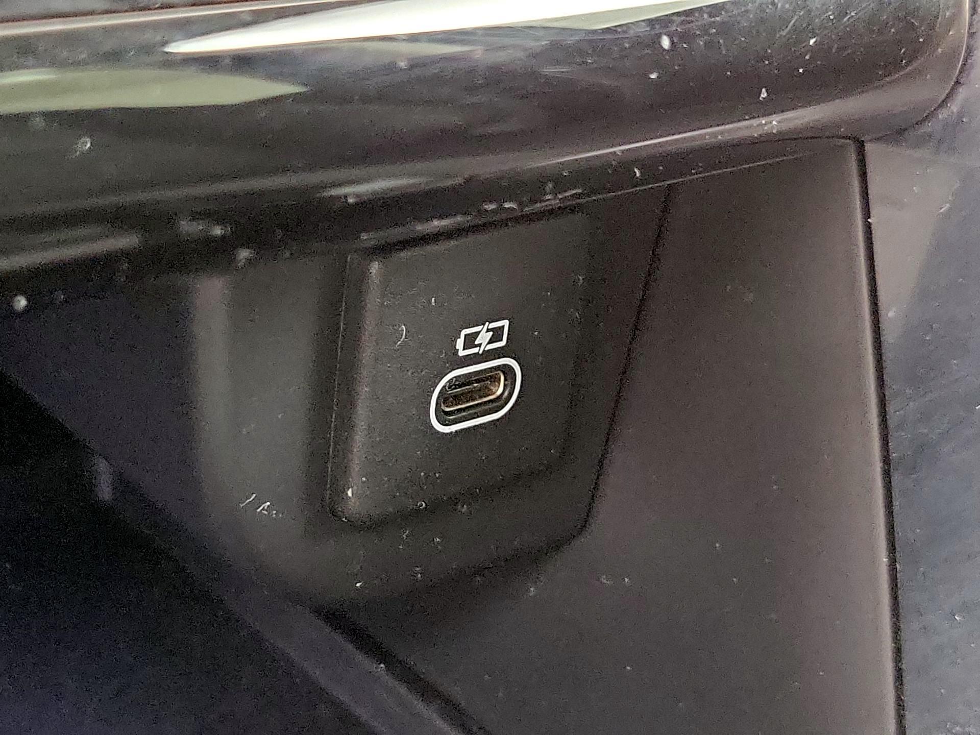 Thumbnail: 2021 Land Rover Discovery Sport - 19