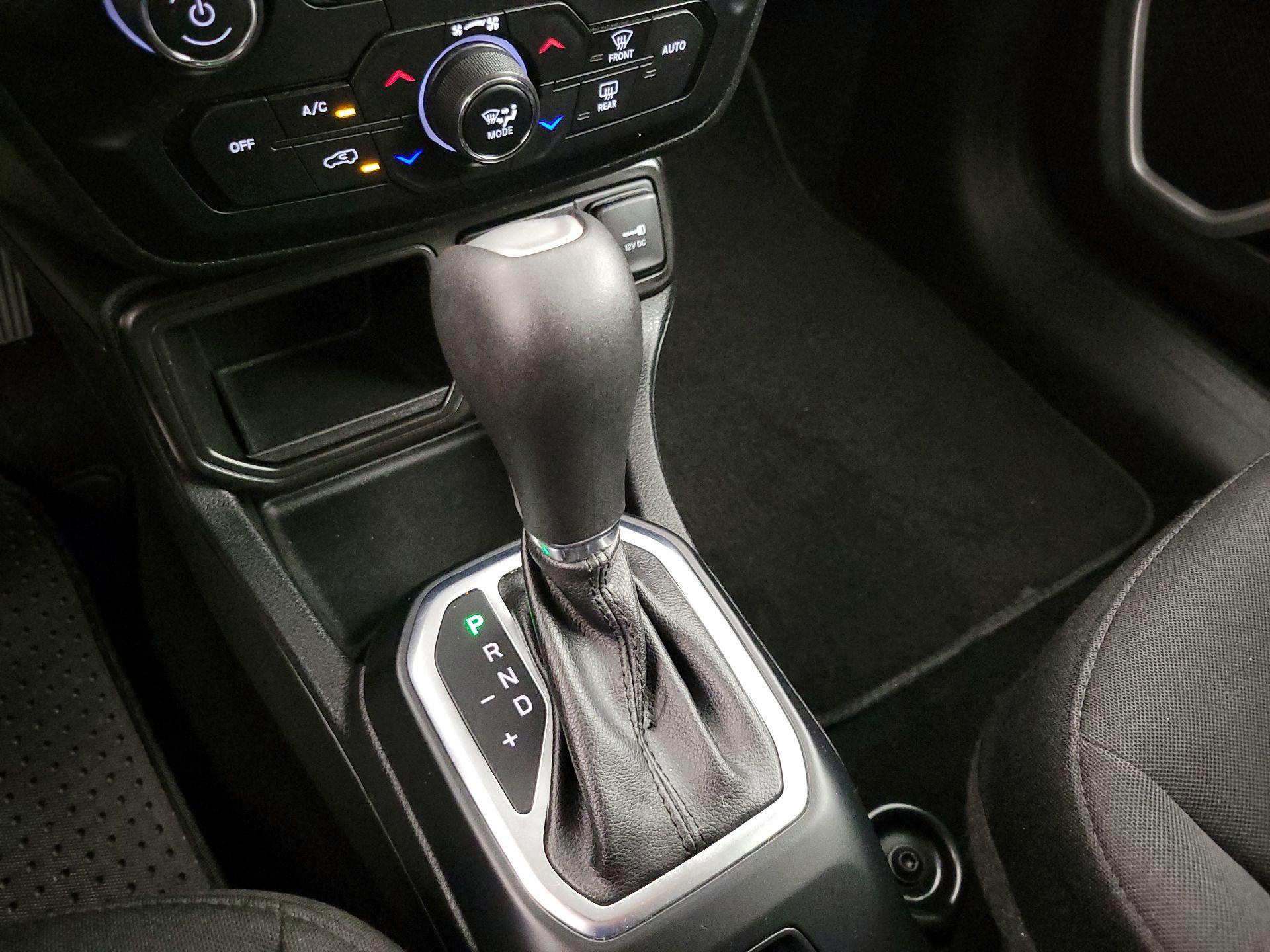 Thumbnail: 2019 Jeep Renegade - 17