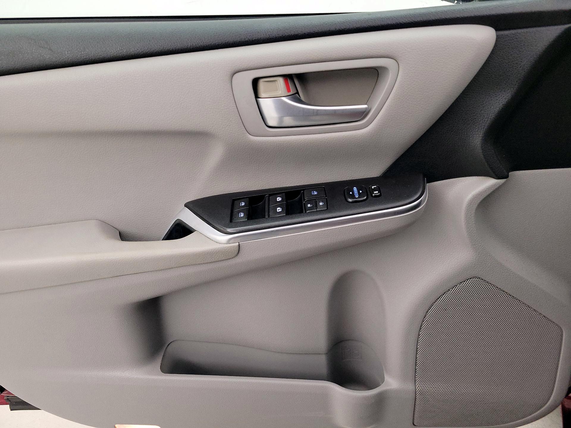 Thumbnail: 2015 Toyota Camry - 12