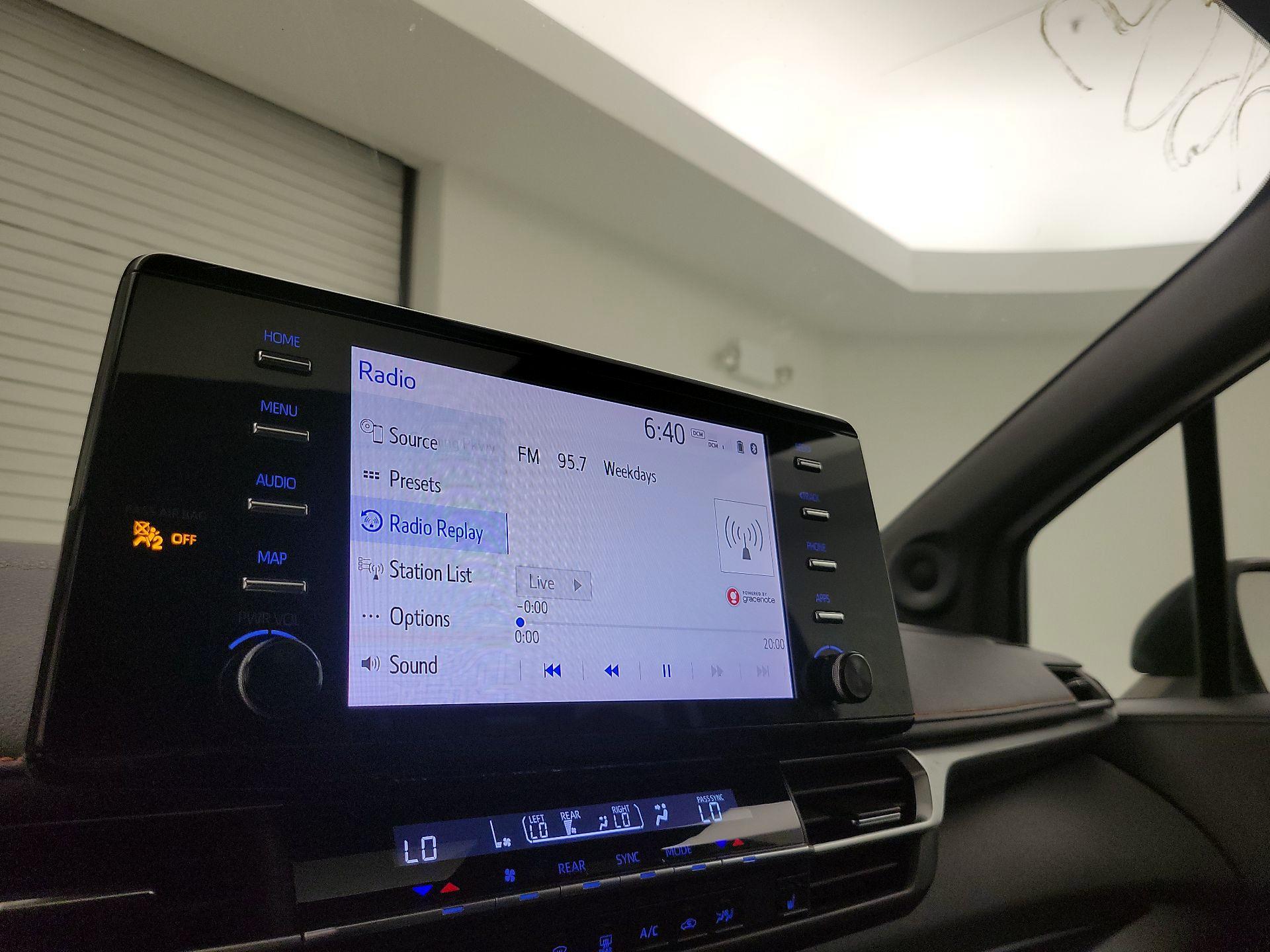 Thumbnail: 2021 Toyota Sienna - 16