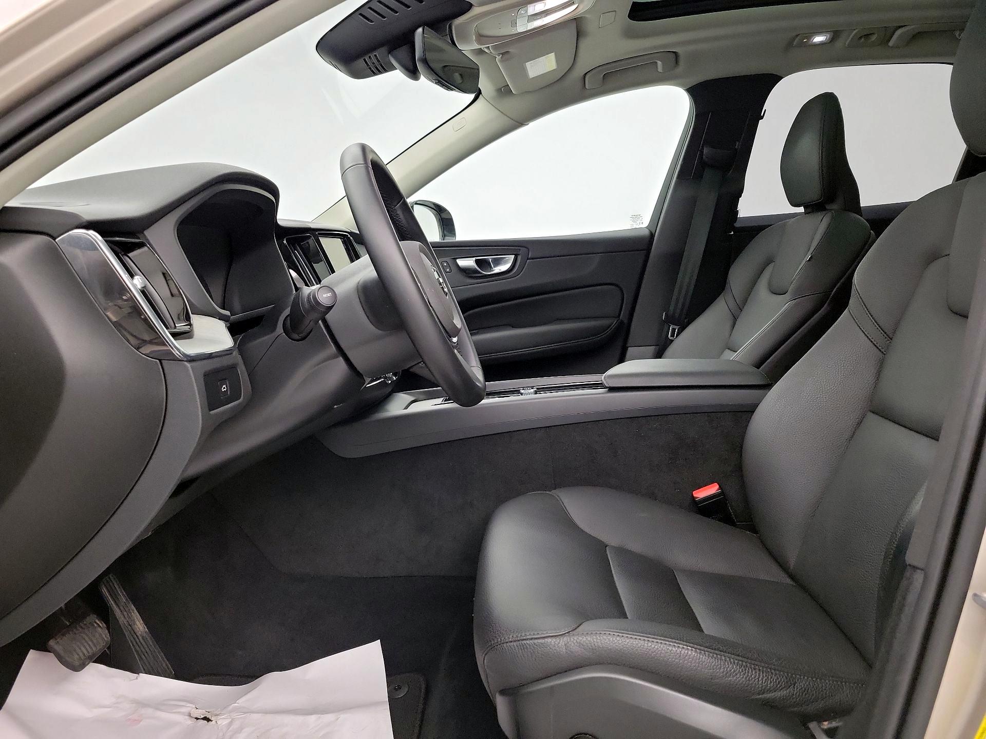 Thumbnail: 2025 Volvo XC60 - 11