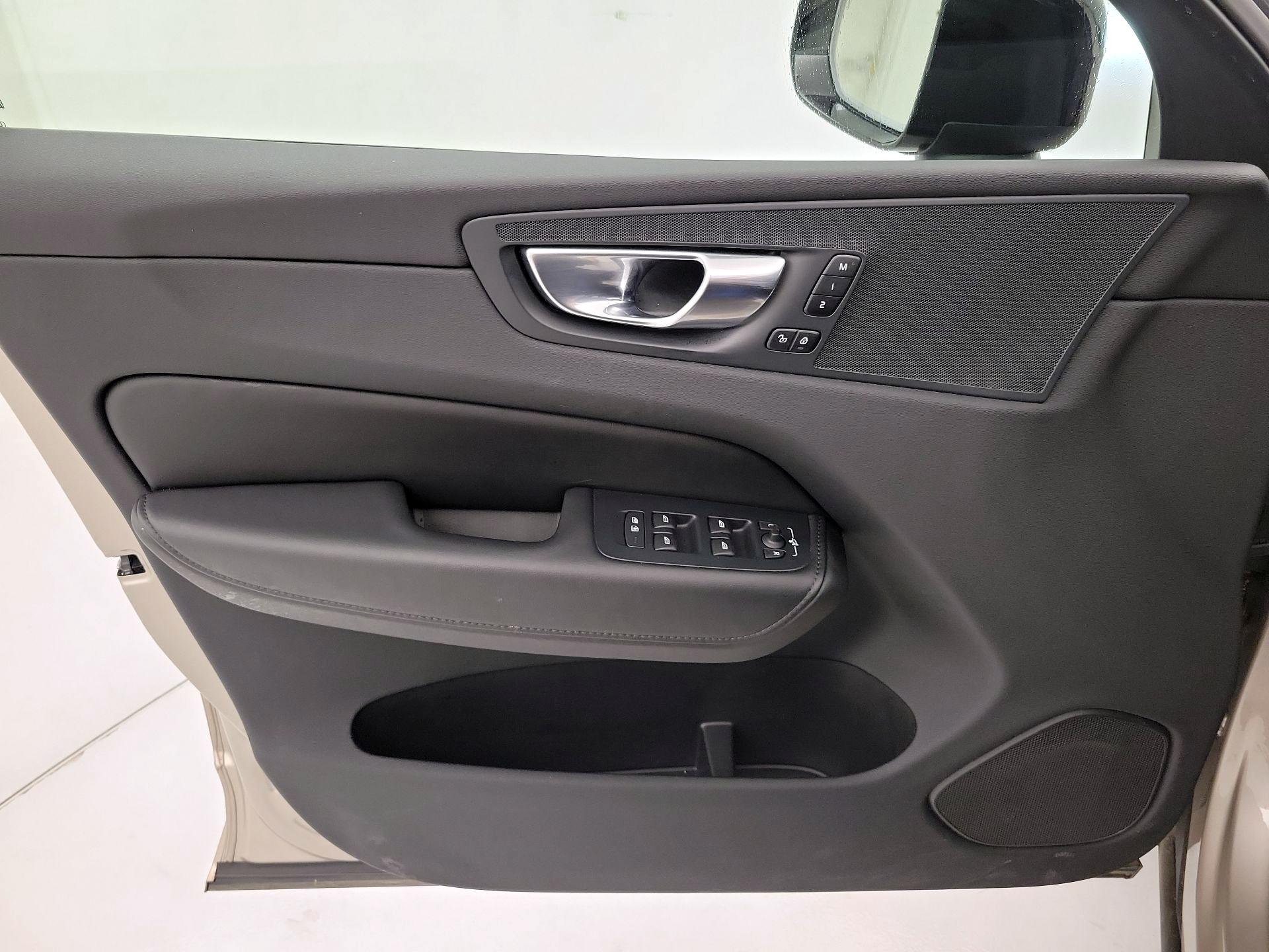 Thumbnail: 2025 Volvo XC60 - 12