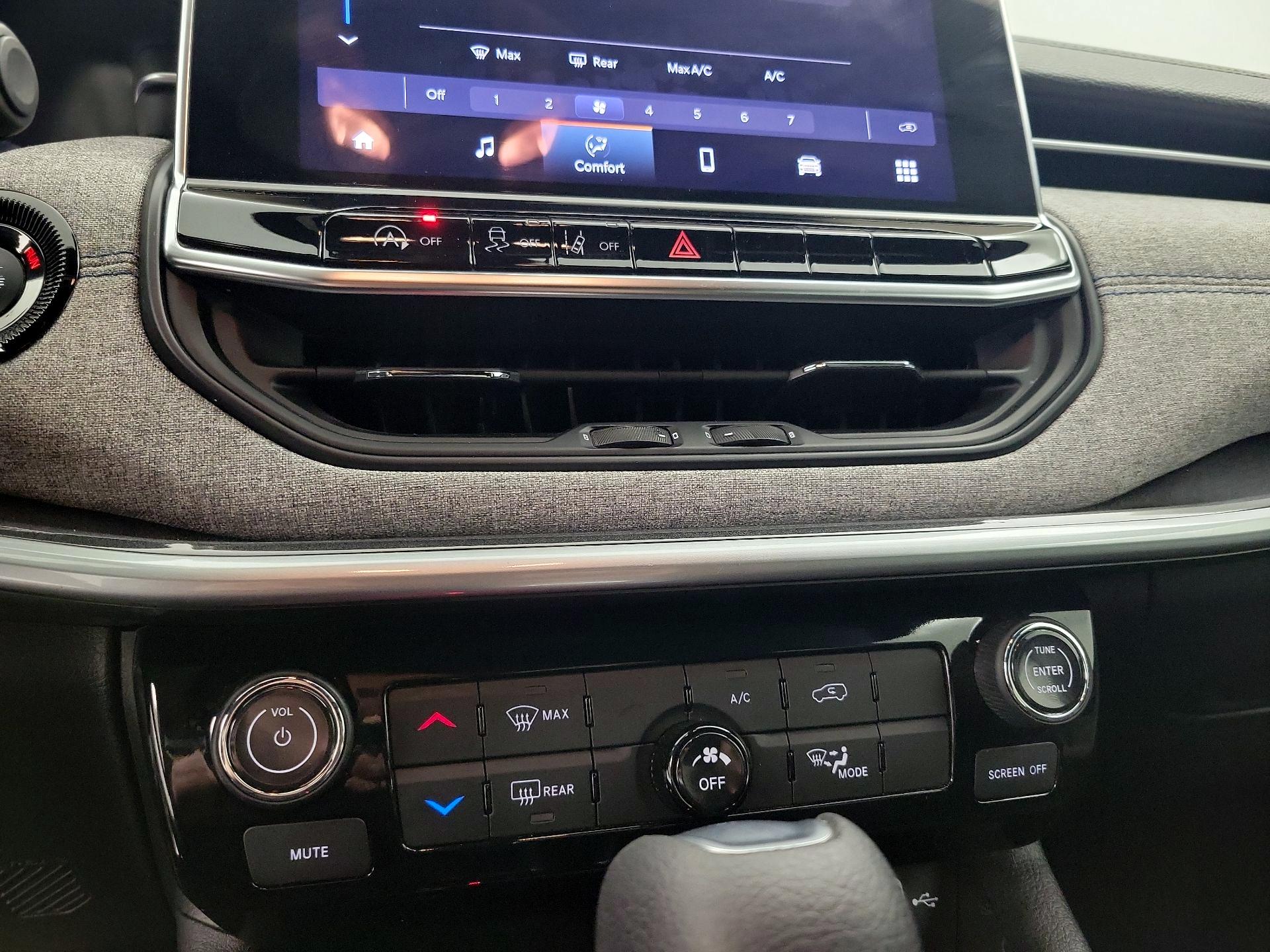 Thumbnail: 2023 Jeep Compass - 16