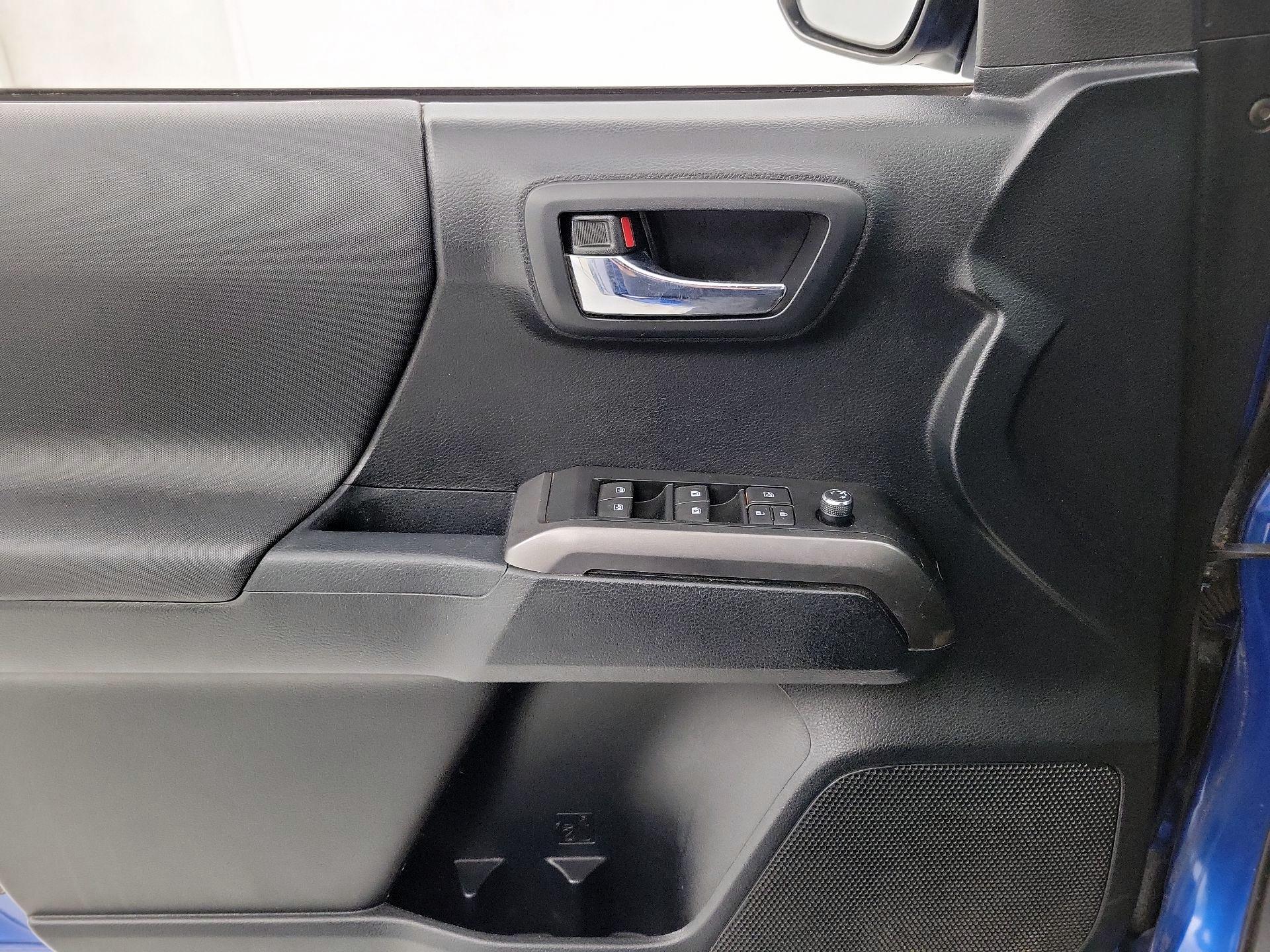 Thumbnail: 2016 Toyota Tacoma - 12