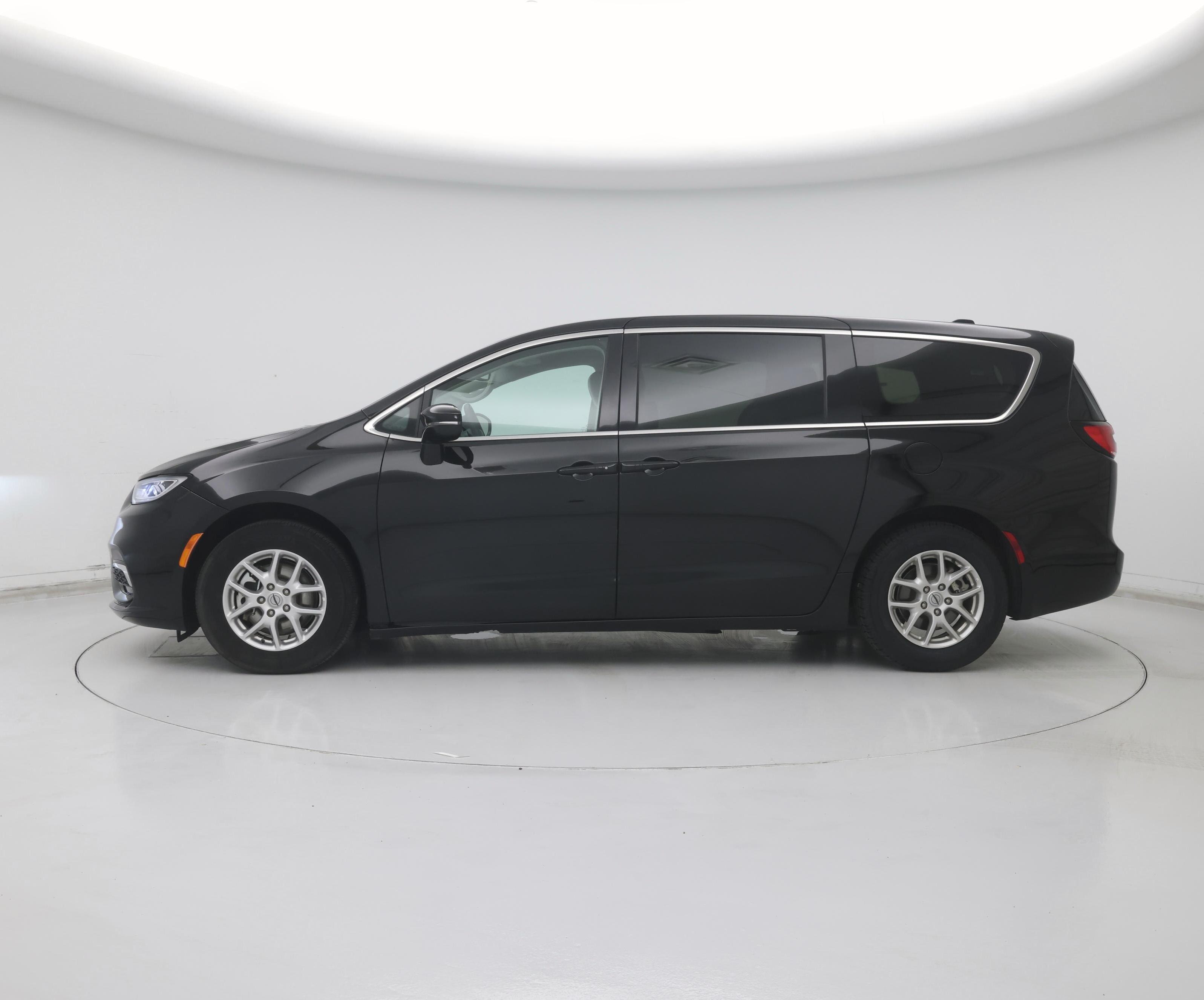 Thumbnail: 2024 Chrysler Pacifica - 3