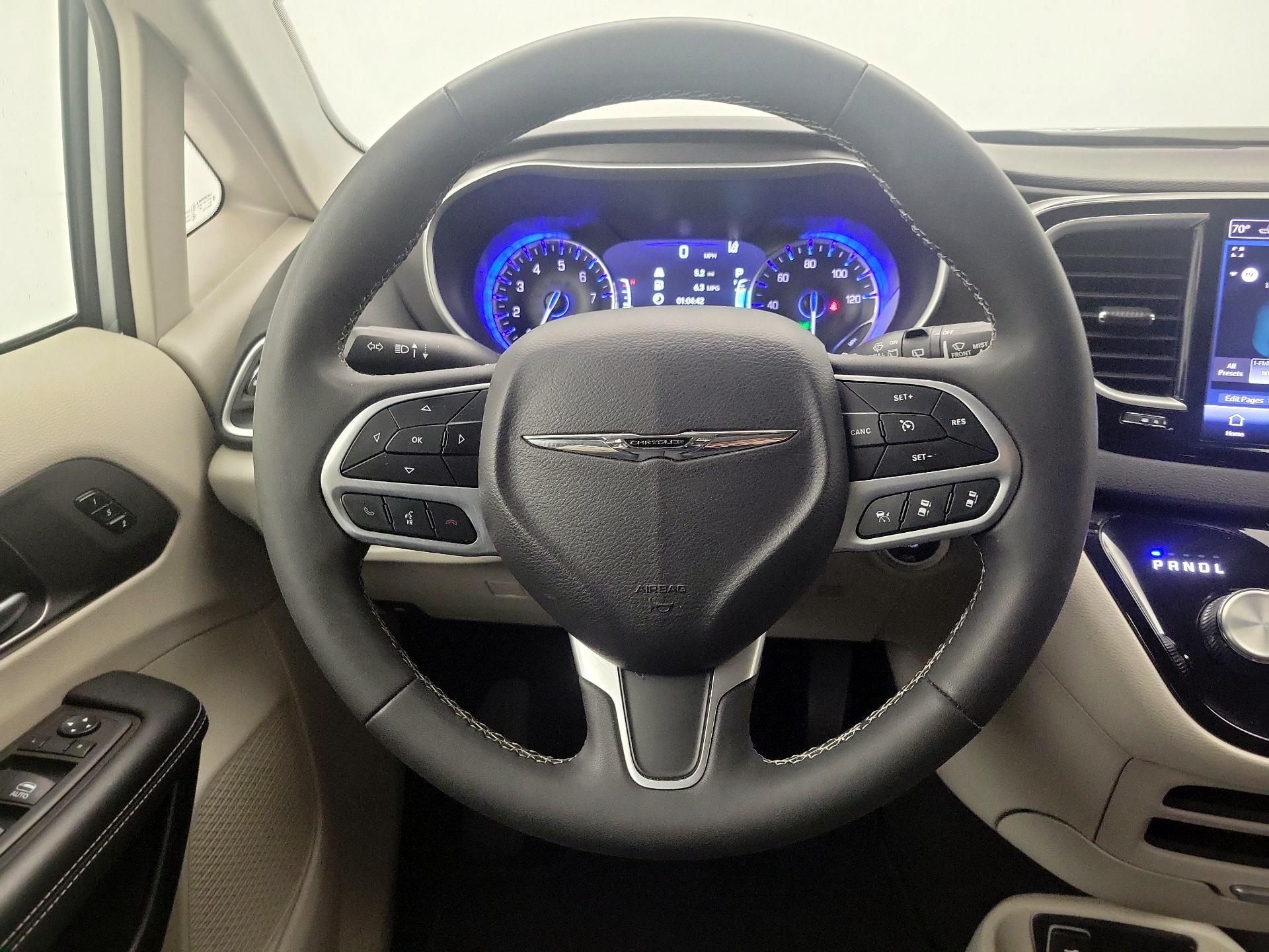 Thumbnail: 2024 Chrysler Pacifica - 10