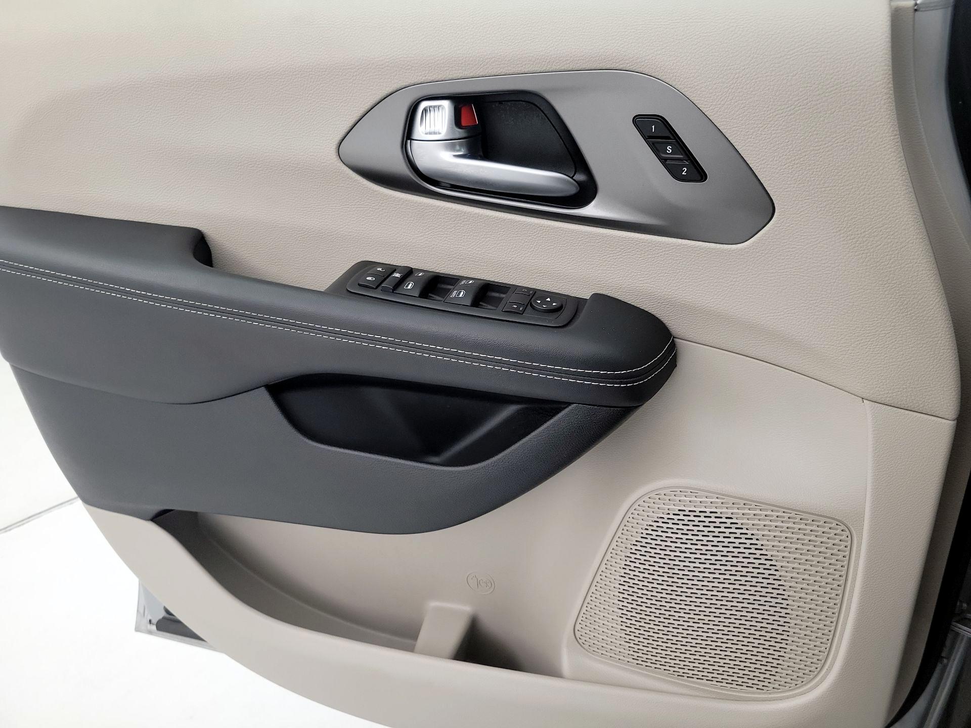 Thumbnail: 2024 Chrysler Pacifica - 12