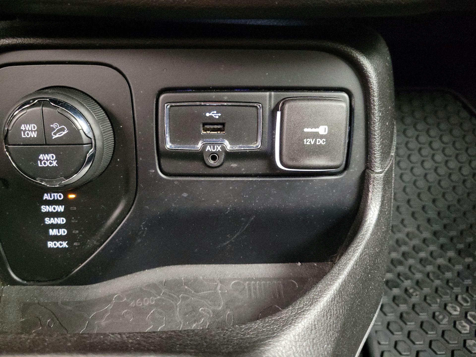 Thumbnail: 2016 Jeep Renegade - 18