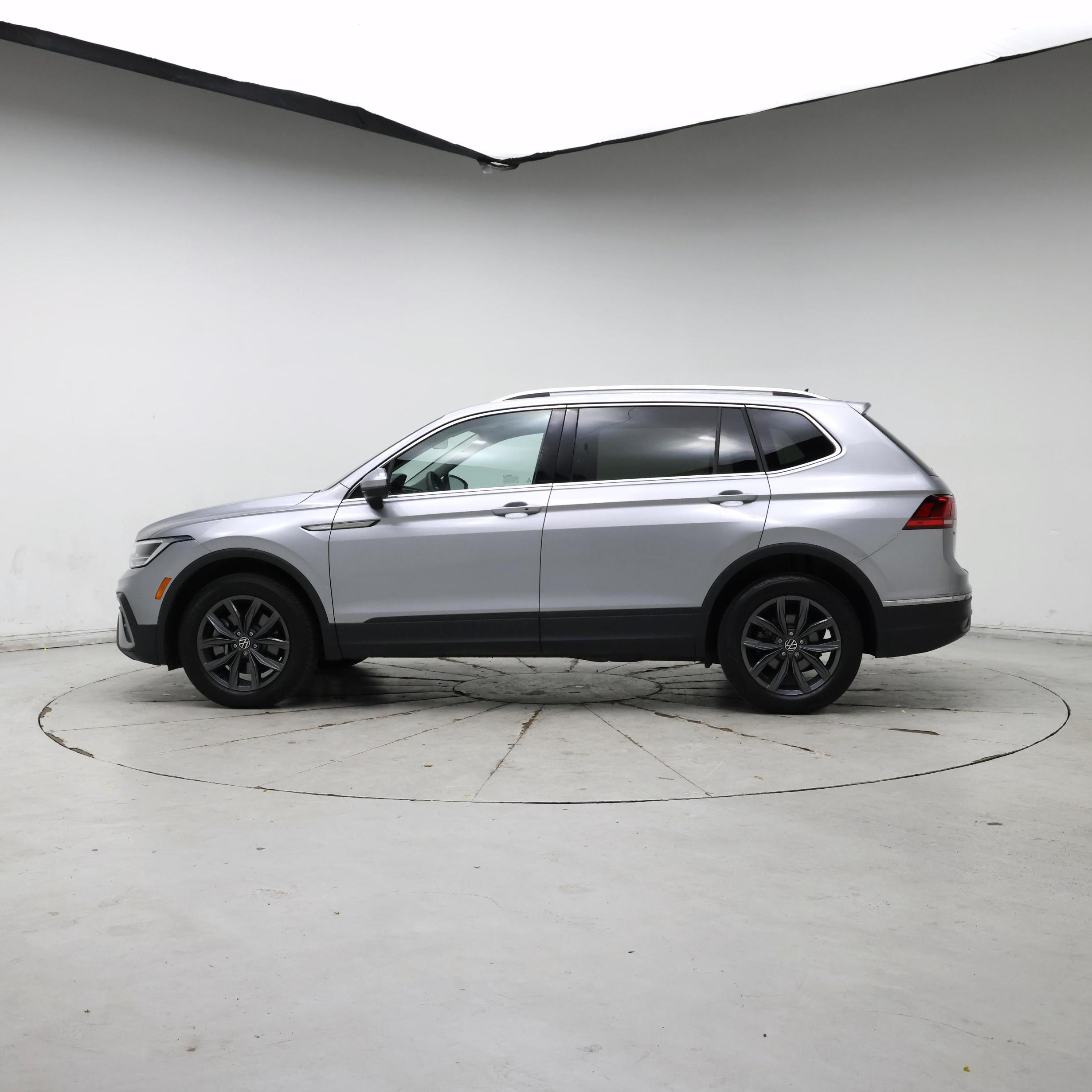 Thumbnail: 2022 Volkswagen Tiguan - 3