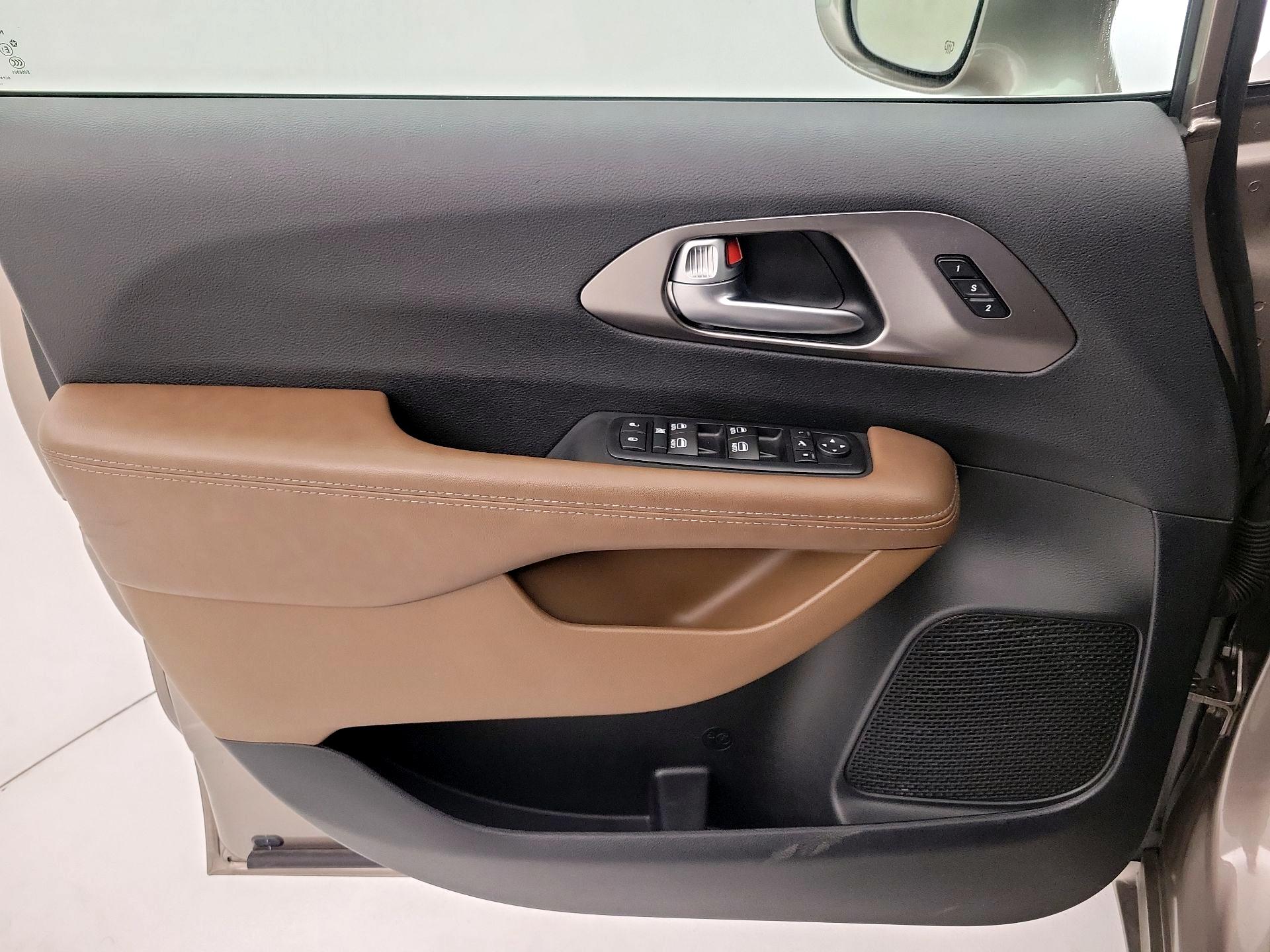 Thumbnail: 2017 Chrysler Pacifica - 12