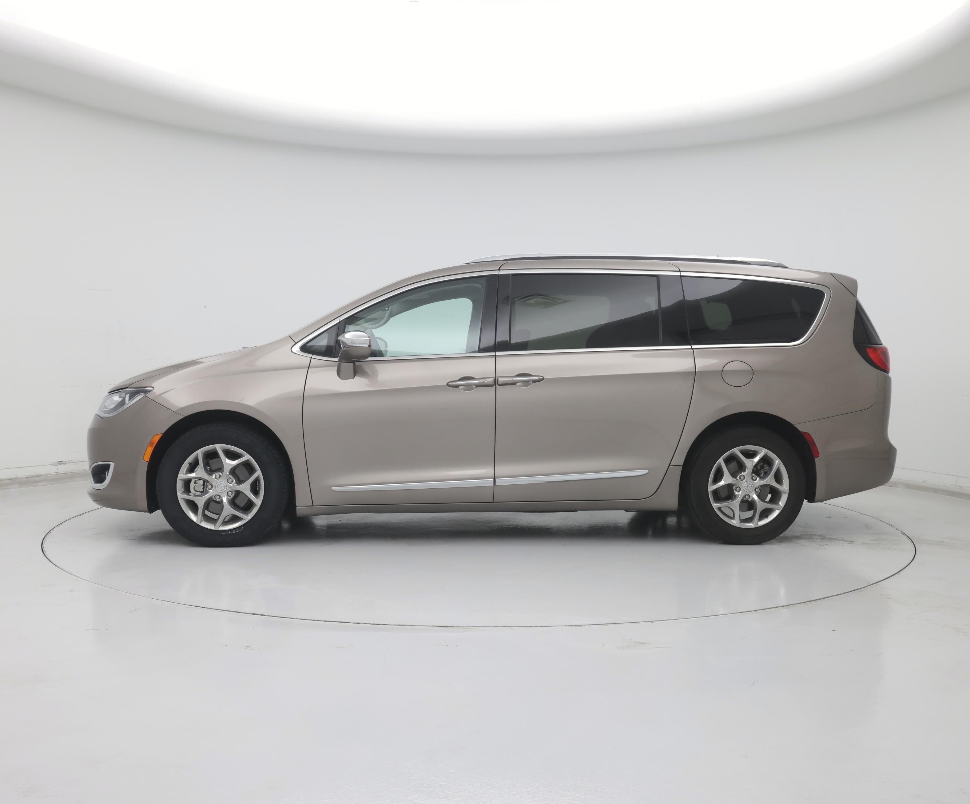 Thumbnail: 2017 Chrysler Pacifica - 3