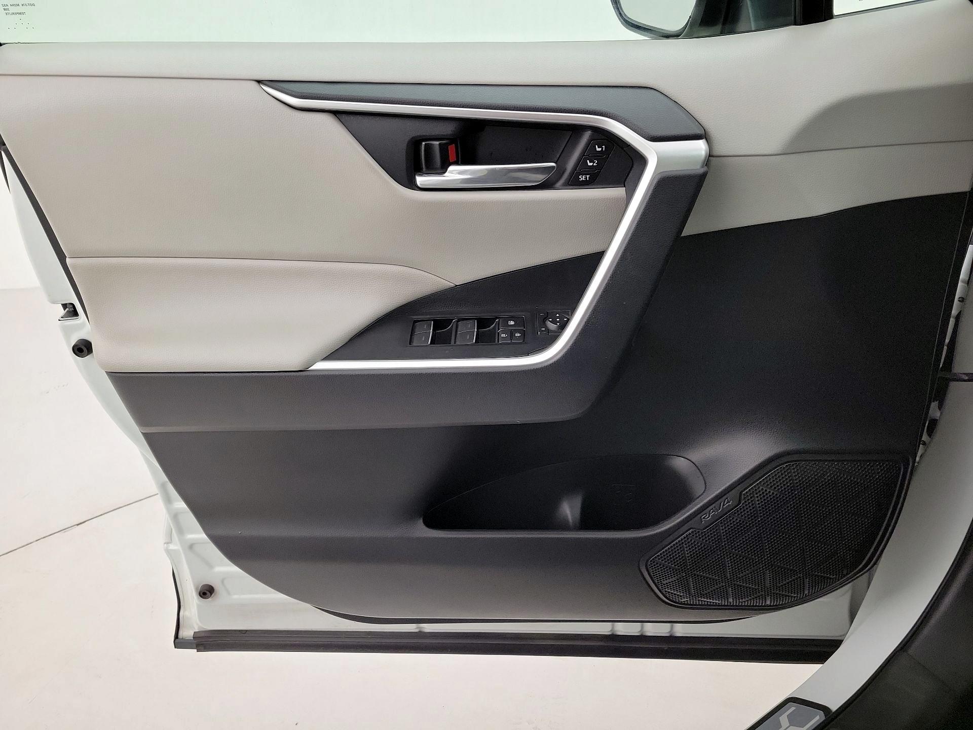 Thumbnail: 2022 Toyota RAV4 - 12