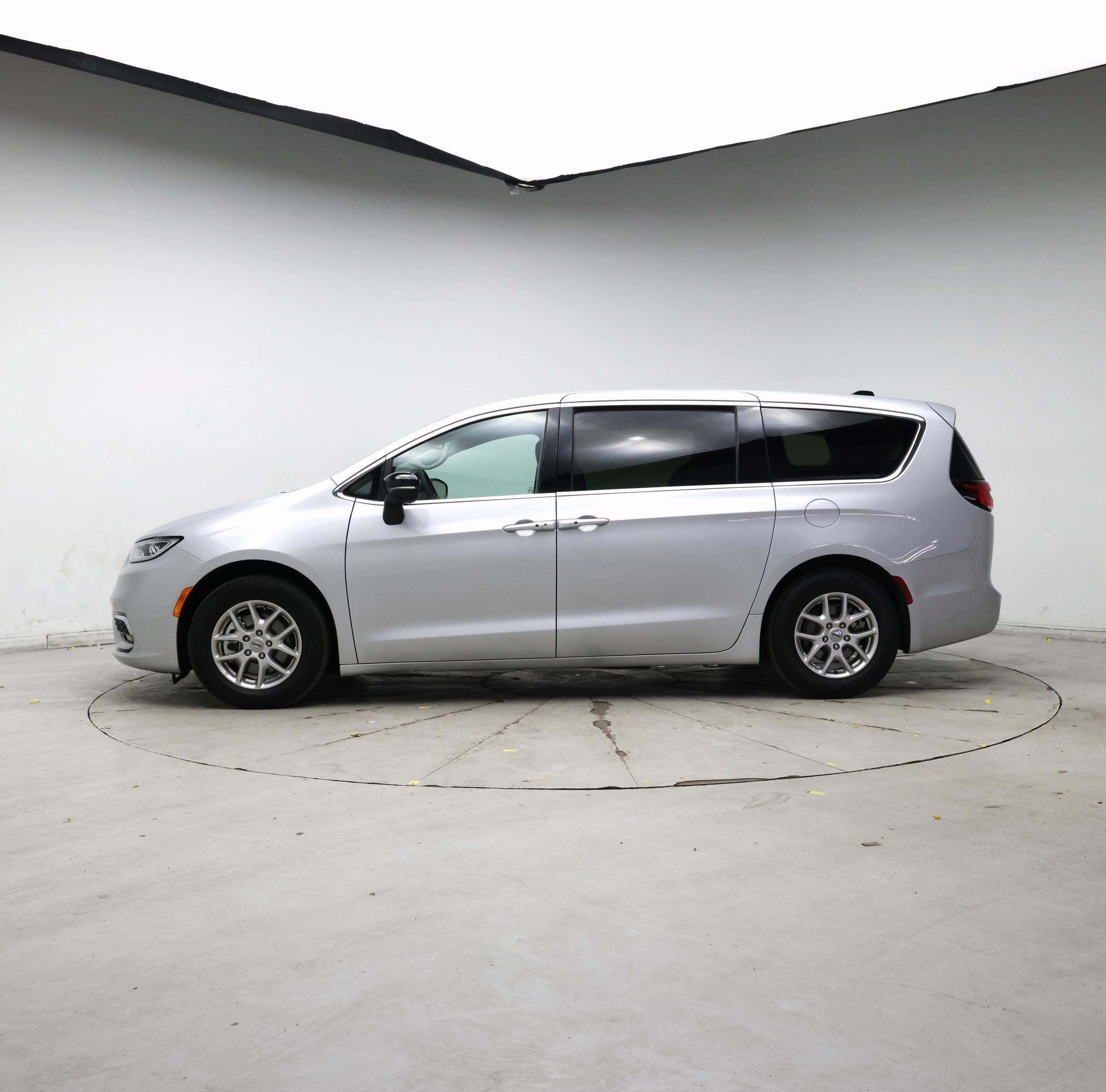 Thumbnail: 2024 Chrysler Pacifica - 3