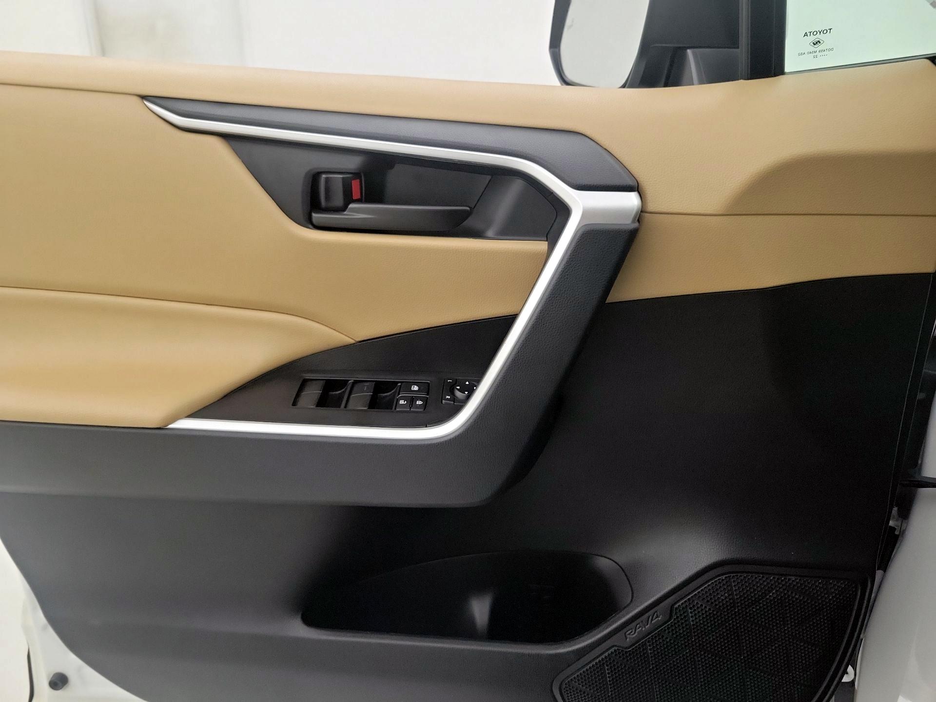 Thumbnail: 2022 Toyota RAV4 - 12